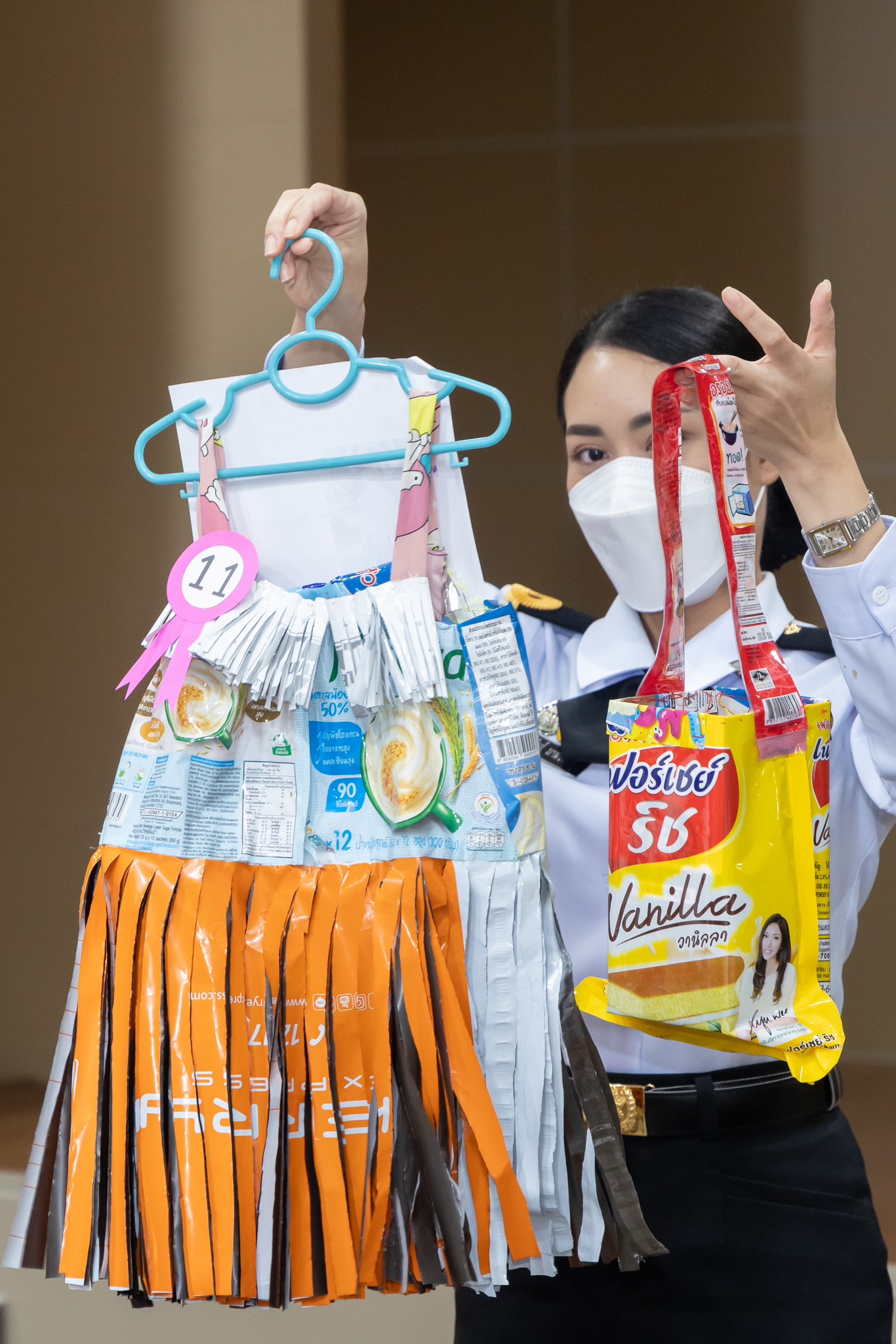๐๔๔ นายกสมาคมภริยาข้าราชการ สป. พร้อมด้วยอุปนายกสมาคมฯ ร่วมตัดสินการประกวด การประดิษฐ์เครื่องแต่งกายด้วยวัสดุเหลือใช้