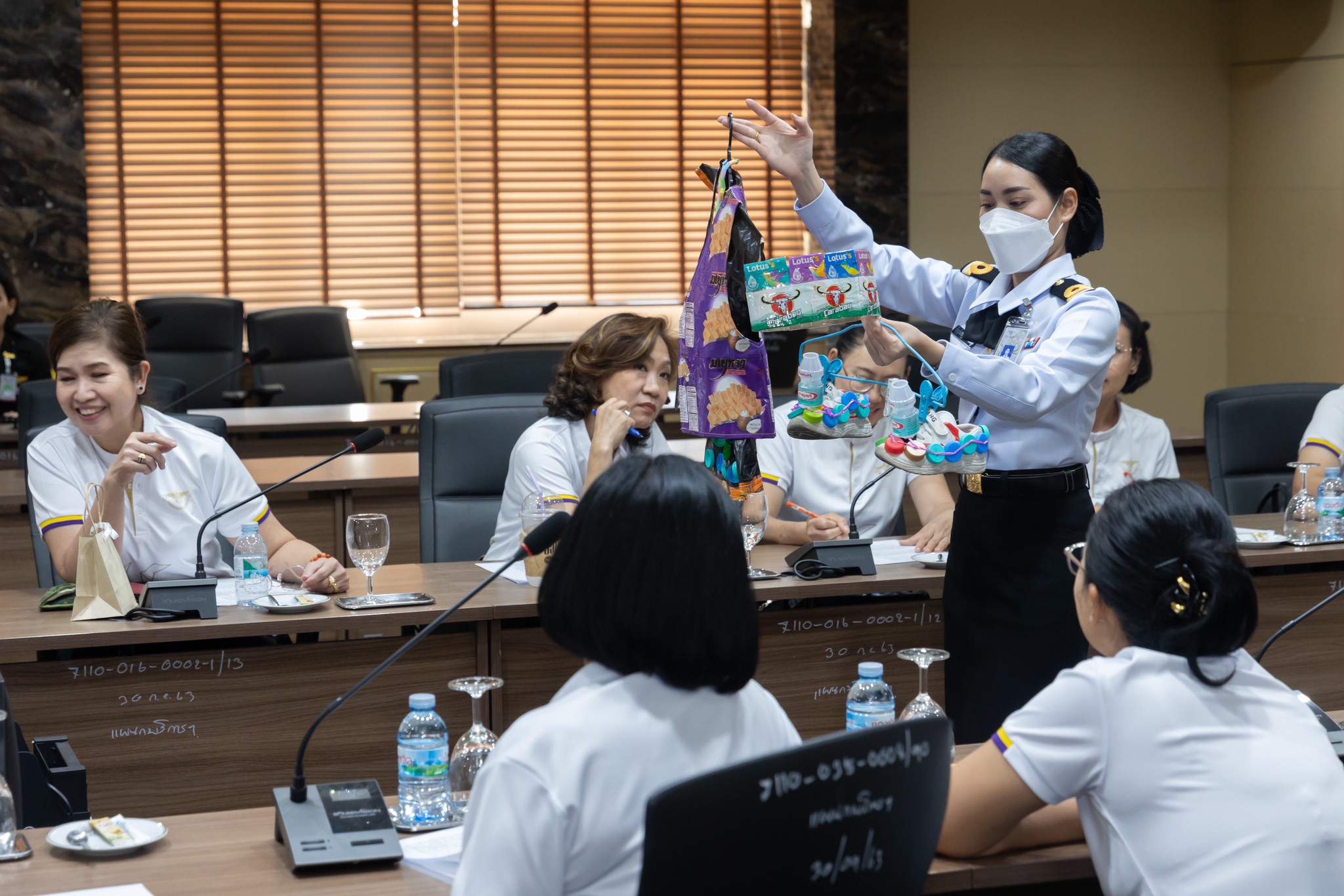 ๐๔๔ นายกสมาคมภริยาข้าราชการ สป. พร้อมด้วยอุปนายกสมาคมฯ ร่วมตัดสินการประกวด การประดิษฐ์เครื่องแต่งกายด้วยวัสดุเหลือใช้