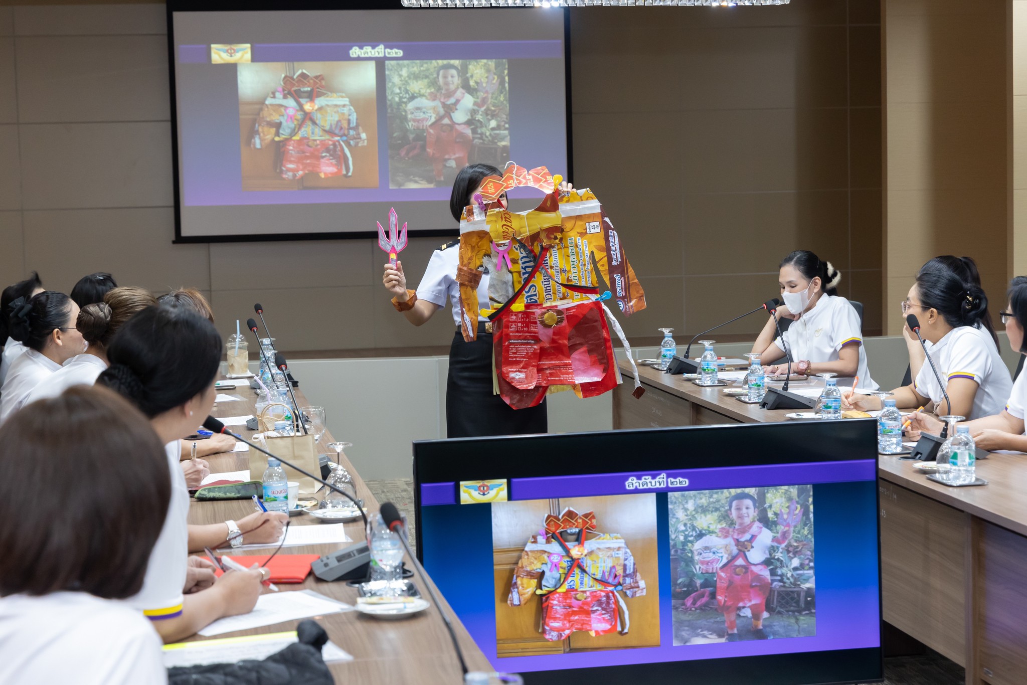 ๐๔๔ นายกสมาคมภริยาข้าราชการ สป. พร้อมด้วยอุปนายกสมาคมฯ ร่วมตัดสินการประกวด การประดิษฐ์เครื่องแต่งกายด้วยวัสดุเหลือใช้