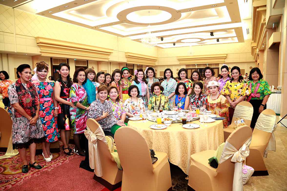 094 ปลัดกระทรวงกลาโหมและนายกสมาคมภริยาฯ จัดงานเลี้ยงขอบคุณ "รักกันให้ลั่นทุ่ง"