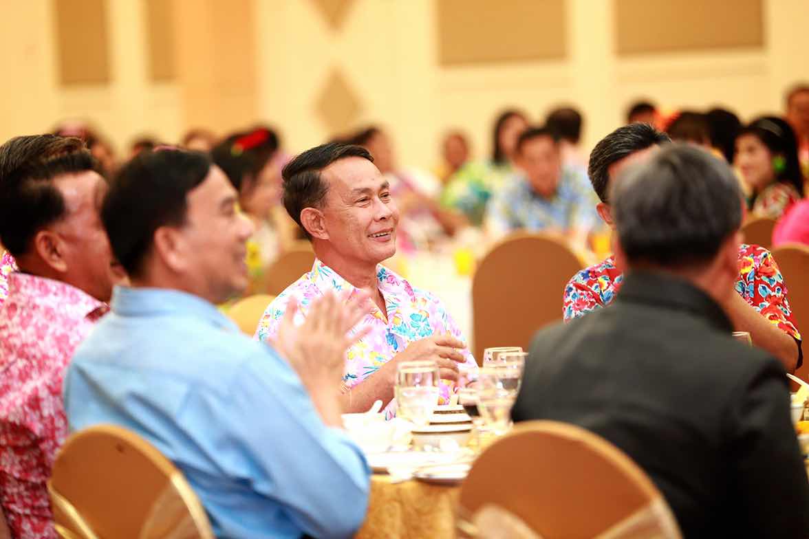 094 ปลัดกระทรวงกลาโหมและนายกสมาคมภริยาฯ จัดงานเลี้ยงขอบคุณ "รักกันให้ลั่นทุ่ง"
