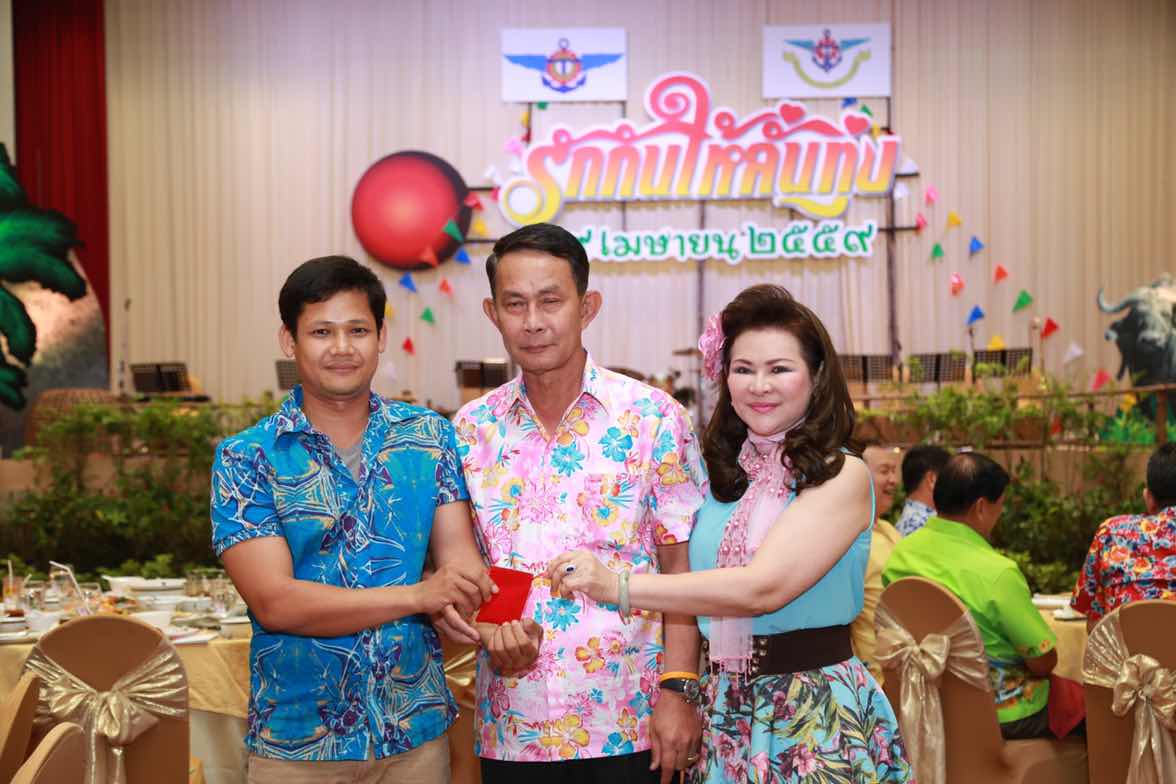 094 ปลัดกระทรวงกลาโหมและนายกสมาคมภริยาฯ จัดงานเลี้ยงขอบคุณ "รักกันให้ลั่นทุ่ง"