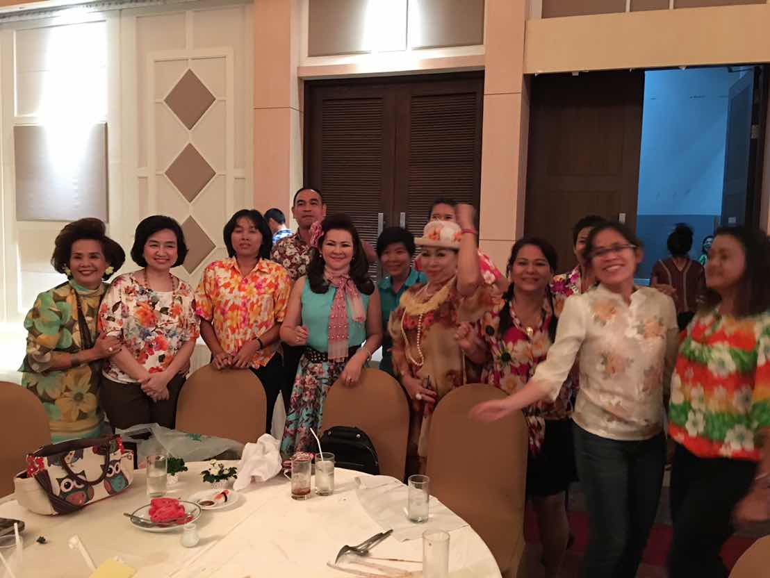 094 ปลัดกระทรวงกลาโหมและนายกสมาคมภริยาฯ จัดงานเลี้ยงขอบคุณ "รักกันให้ลั่นทุ่ง"
