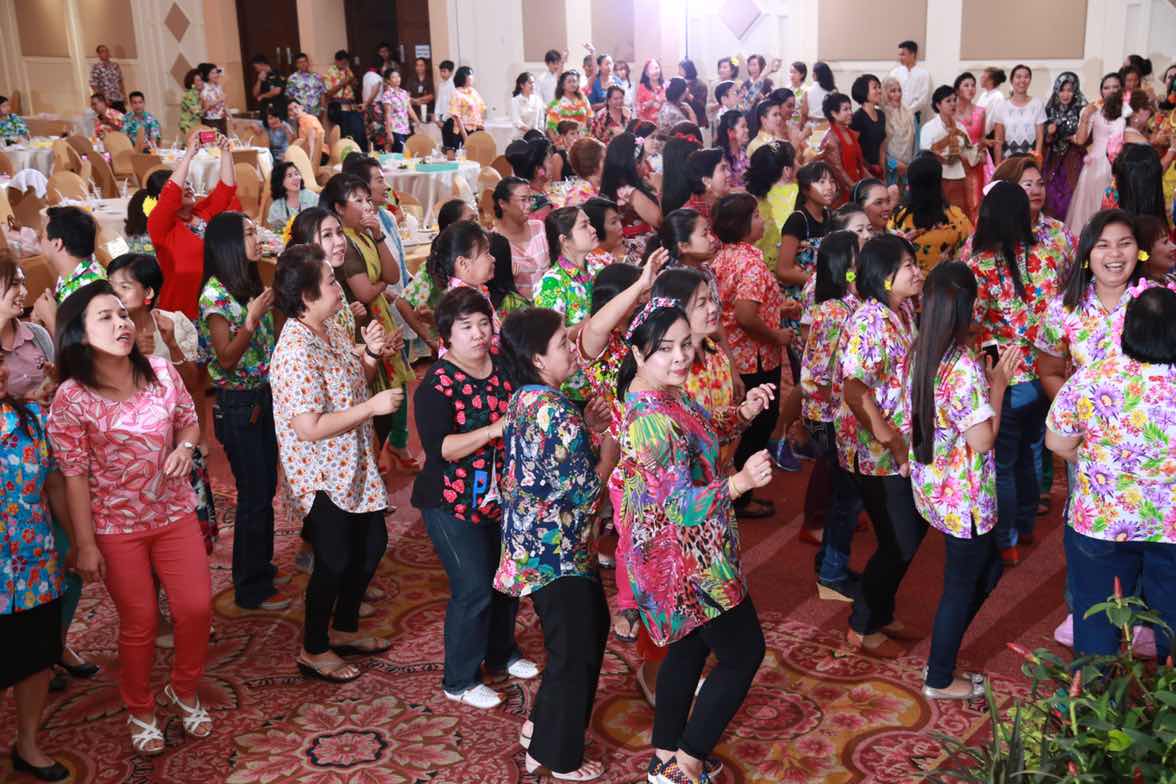 094 ปลัดกระทรวงกลาโหมและนายกสมาคมภริยาฯ จัดงานเลี้ยงขอบคุณ "รักกันให้ลั่นทุ่ง"