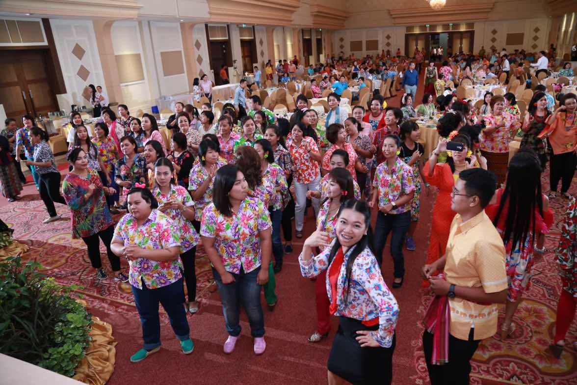094 ปลัดกระทรวงกลาโหมและนายกสมาคมภริยาฯ จัดงานเลี้ยงขอบคุณ "รักกันให้ลั่นทุ่ง"
