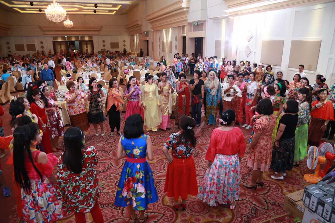 094 ปลัดกระทรวงกลาโหมและนายกสมาคมภริยาฯ จัดงานเลี้ยงขอบคุณ "รักกันให้ลั่นทุ่ง"