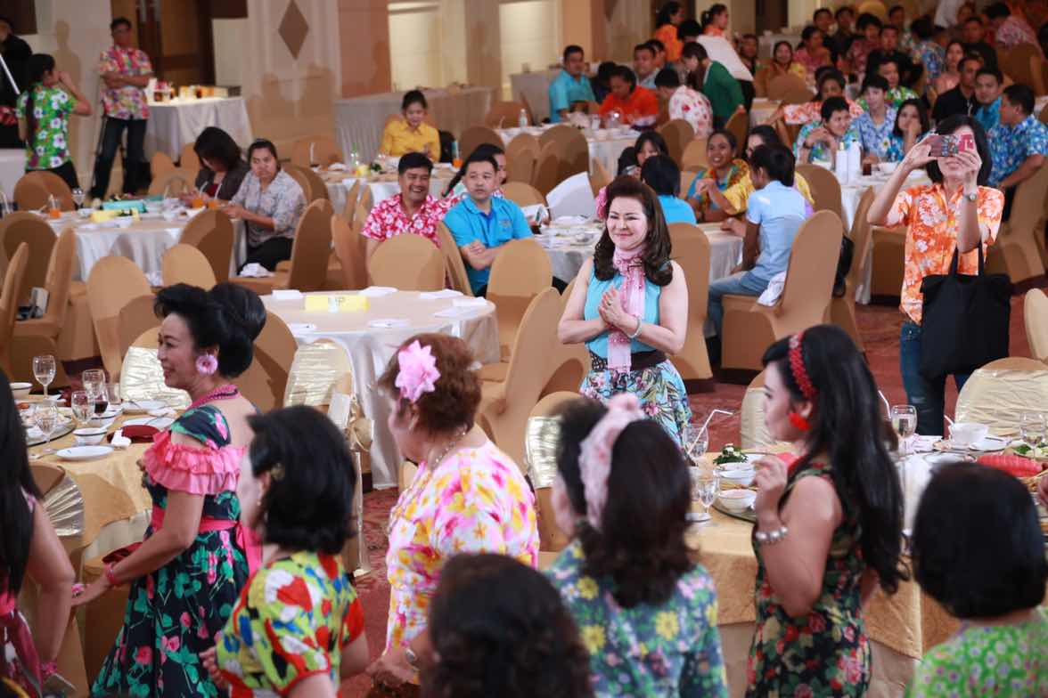 094 ปลัดกระทรวงกลาโหมและนายกสมาคมภริยาฯ จัดงานเลี้ยงขอบคุณ "รักกันให้ลั่นทุ่ง"