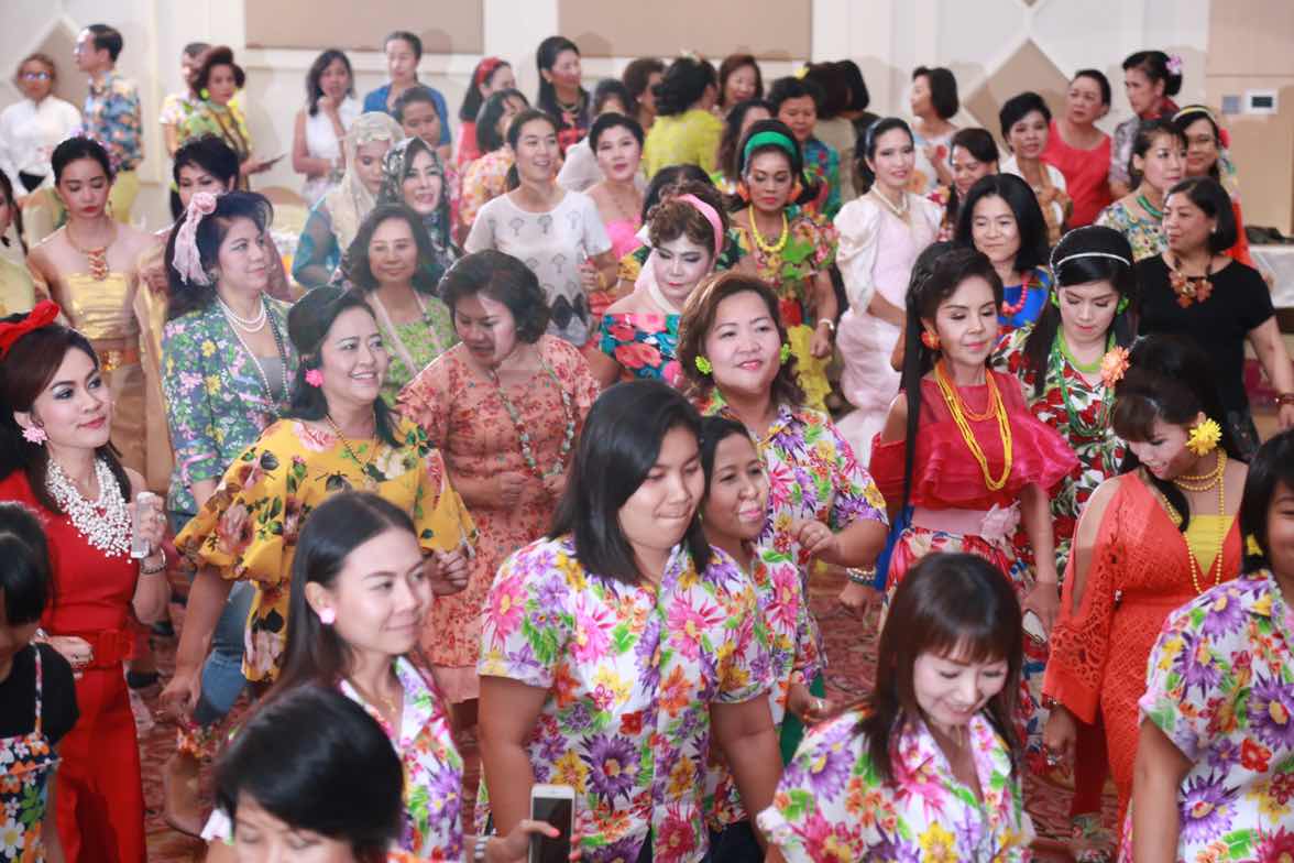 094 ปลัดกระทรวงกลาโหมและนายกสมาคมภริยาฯ จัดงานเลี้ยงขอบคุณ "รักกันให้ลั่นทุ่ง"