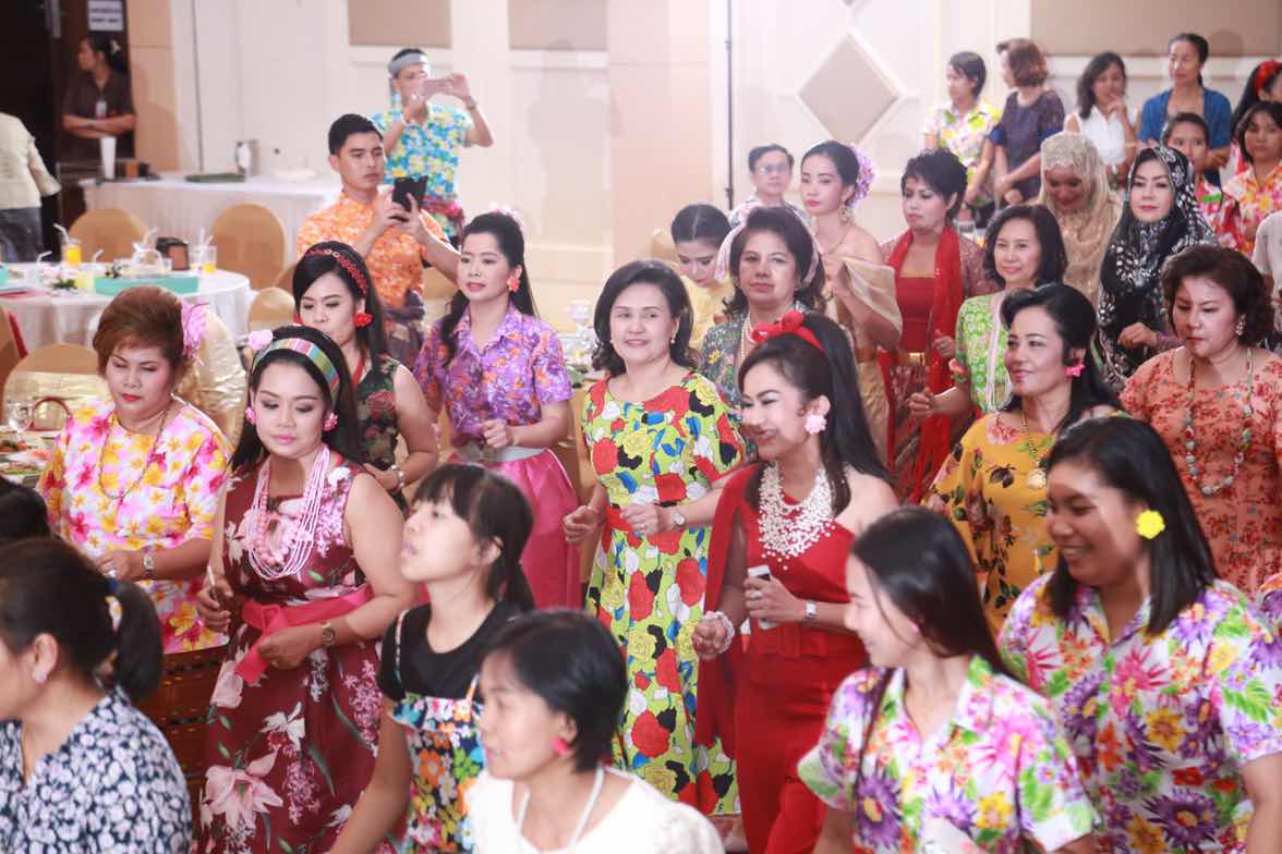 094 ปลัดกระทรวงกลาโหมและนายกสมาคมภริยาฯ จัดงานเลี้ยงขอบคุณ "รักกันให้ลั่นทุ่ง"