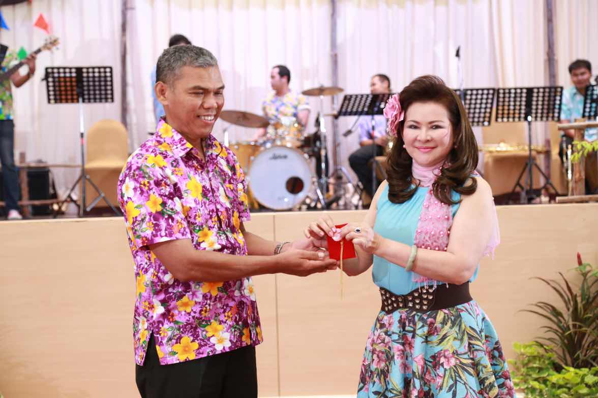 094 ปลัดกระทรวงกลาโหมและนายกสมาคมภริยาฯ จัดงานเลี้ยงขอบคุณ "รักกันให้ลั่นทุ่ง"