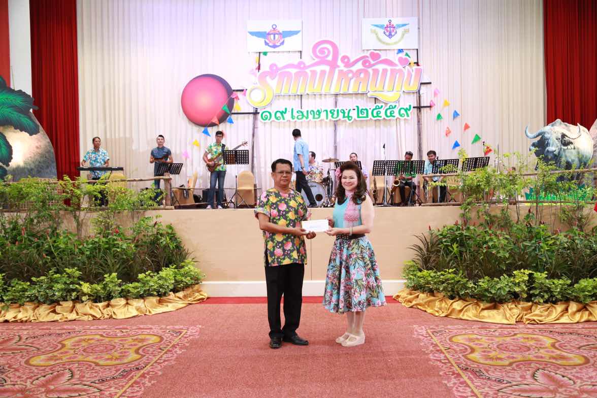 094 ปลัดกระทรวงกลาโหมและนายกสมาคมภริยาฯ จัดงานเลี้ยงขอบคุณ "รักกันให้ลั่นทุ่ง"