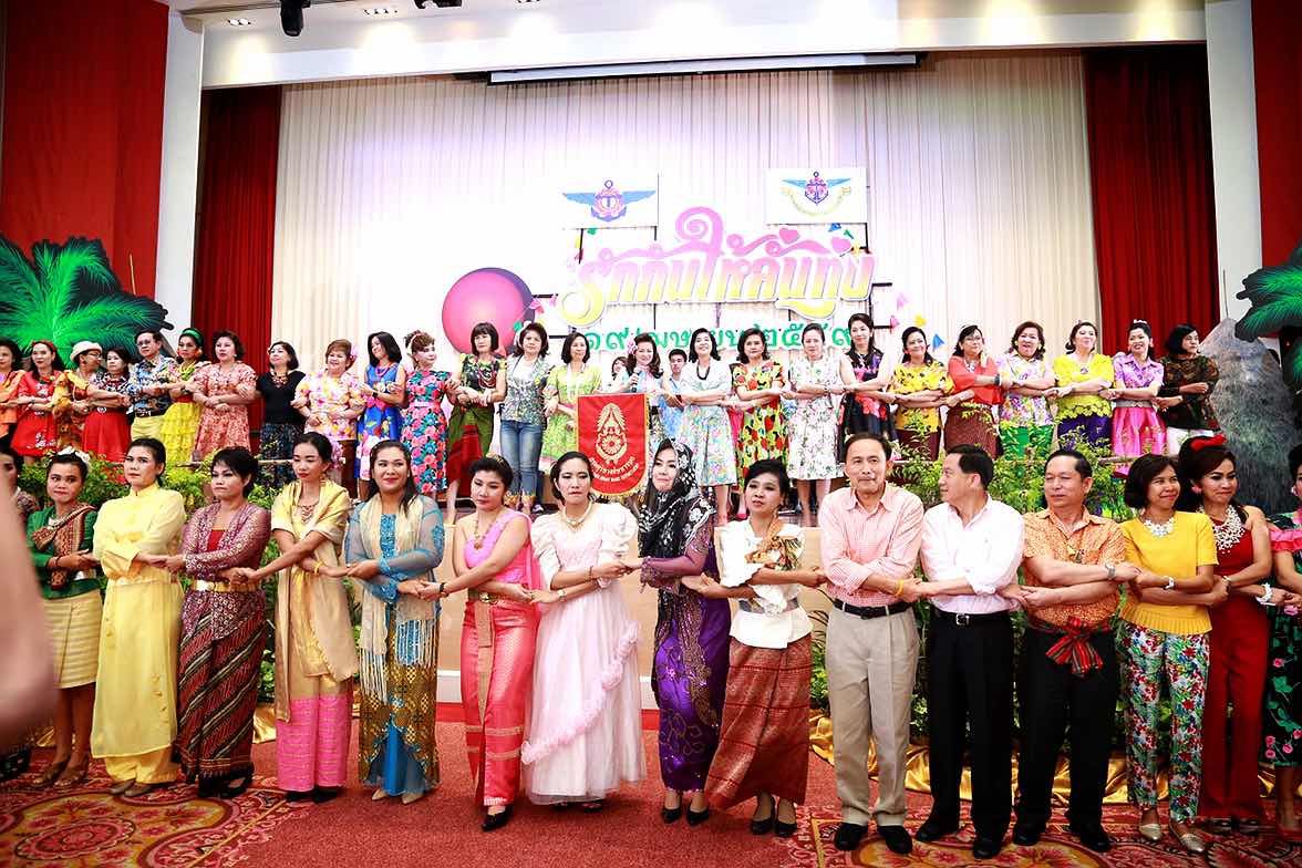 094 ปลัดกระทรวงกลาโหมและนายกสมาคมภริยาฯ จัดงานเลี้ยงขอบคุณ "รักกันให้ลั่นทุ่ง"