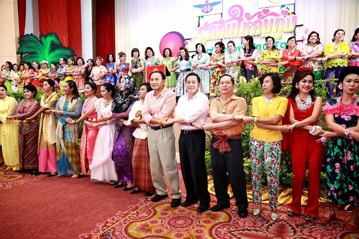 094 ปลัดกระทรวงกลาโหมและนายกสมาคมภริยาฯ จัดงานเลี้ยงขอบคุณ "รักกันให้ลั่นทุ่ง"