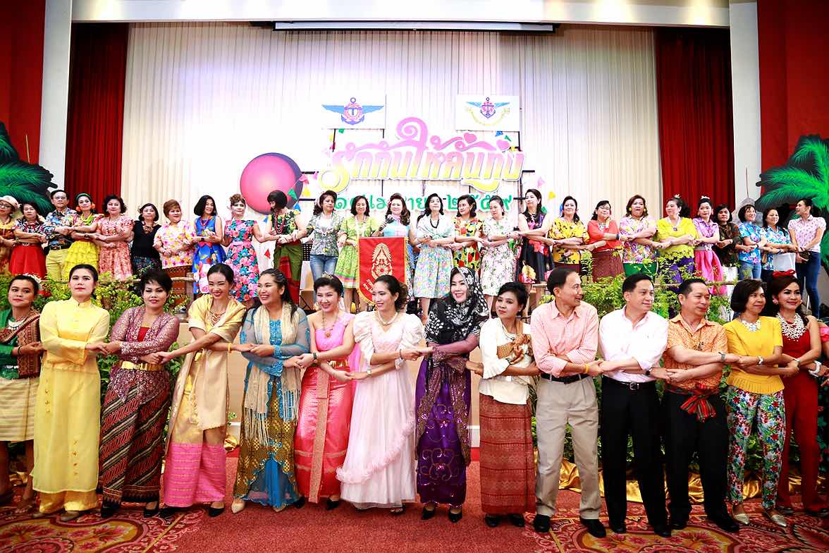 094 ปลัดกระทรวงกลาโหมและนายกสมาคมภริยาฯ จัดงานเลี้ยงขอบคุณ "รักกันให้ลั่นทุ่ง"