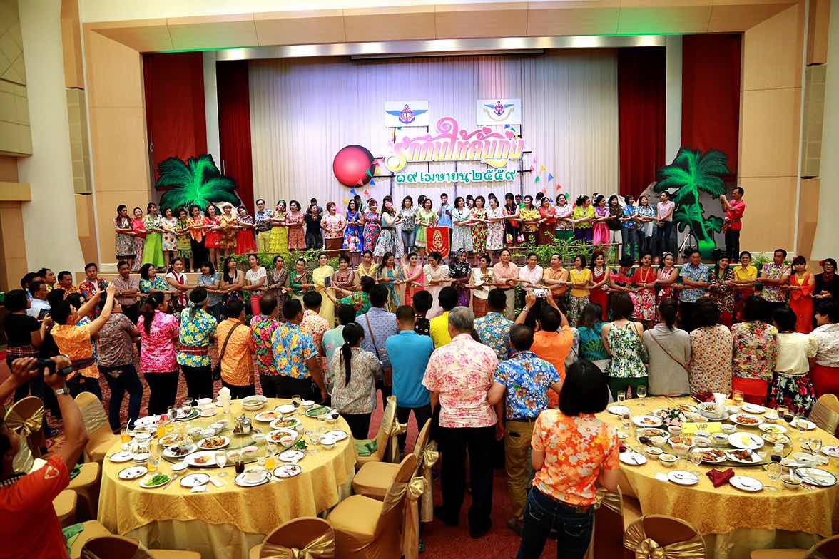 094 ปลัดกระทรวงกลาโหมและนายกสมาคมภริยาฯ จัดงานเลี้ยงขอบคุณ "รักกันให้ลั่นทุ่ง"