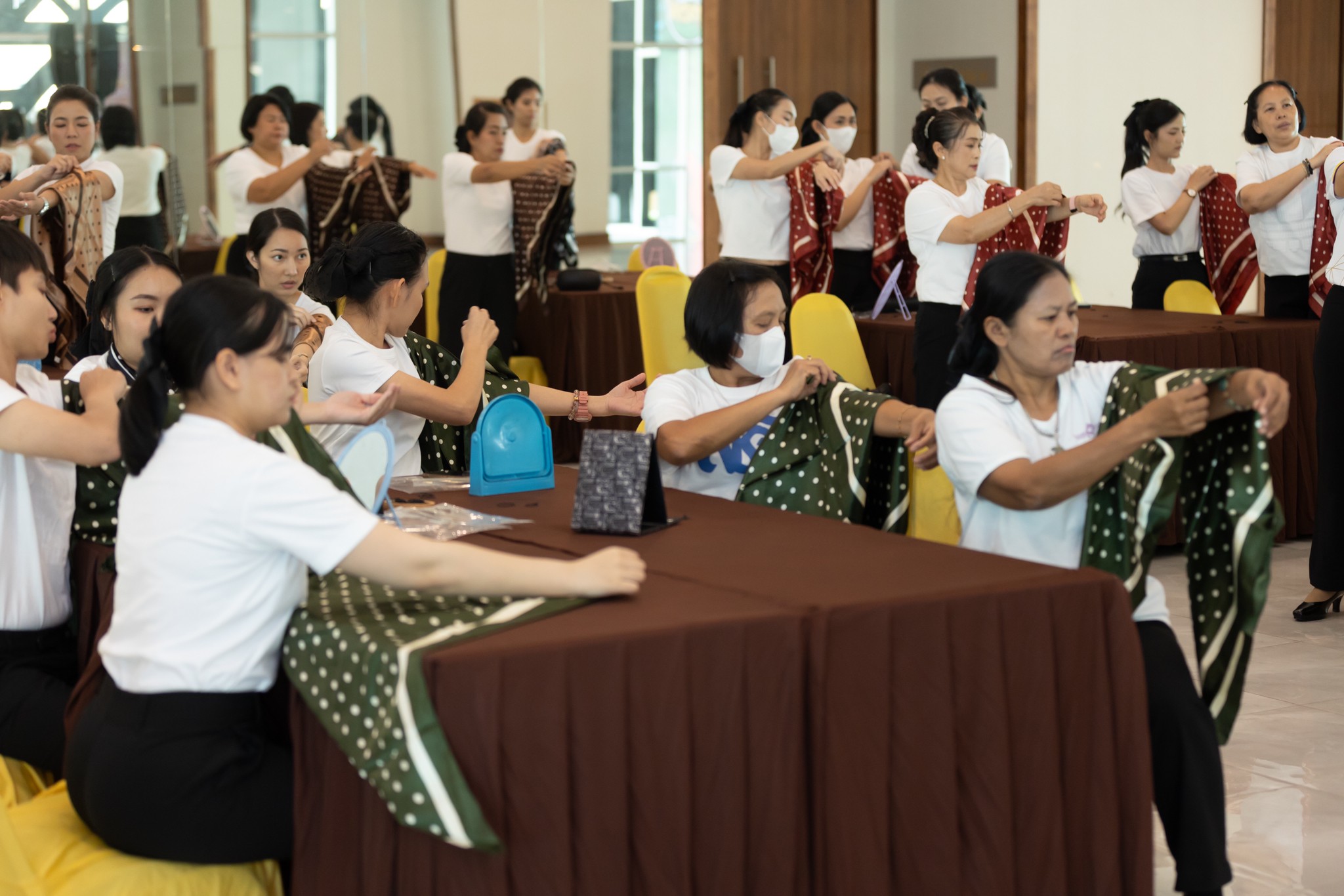 ๐๔๘ การจัดกิจกรรม "วิธีผูกผ้าพันคอรูปแบบต่างๆ" ของโครงการศูนย์ส่งเสริมการเรียนรู้ กรมเสมียนตรา