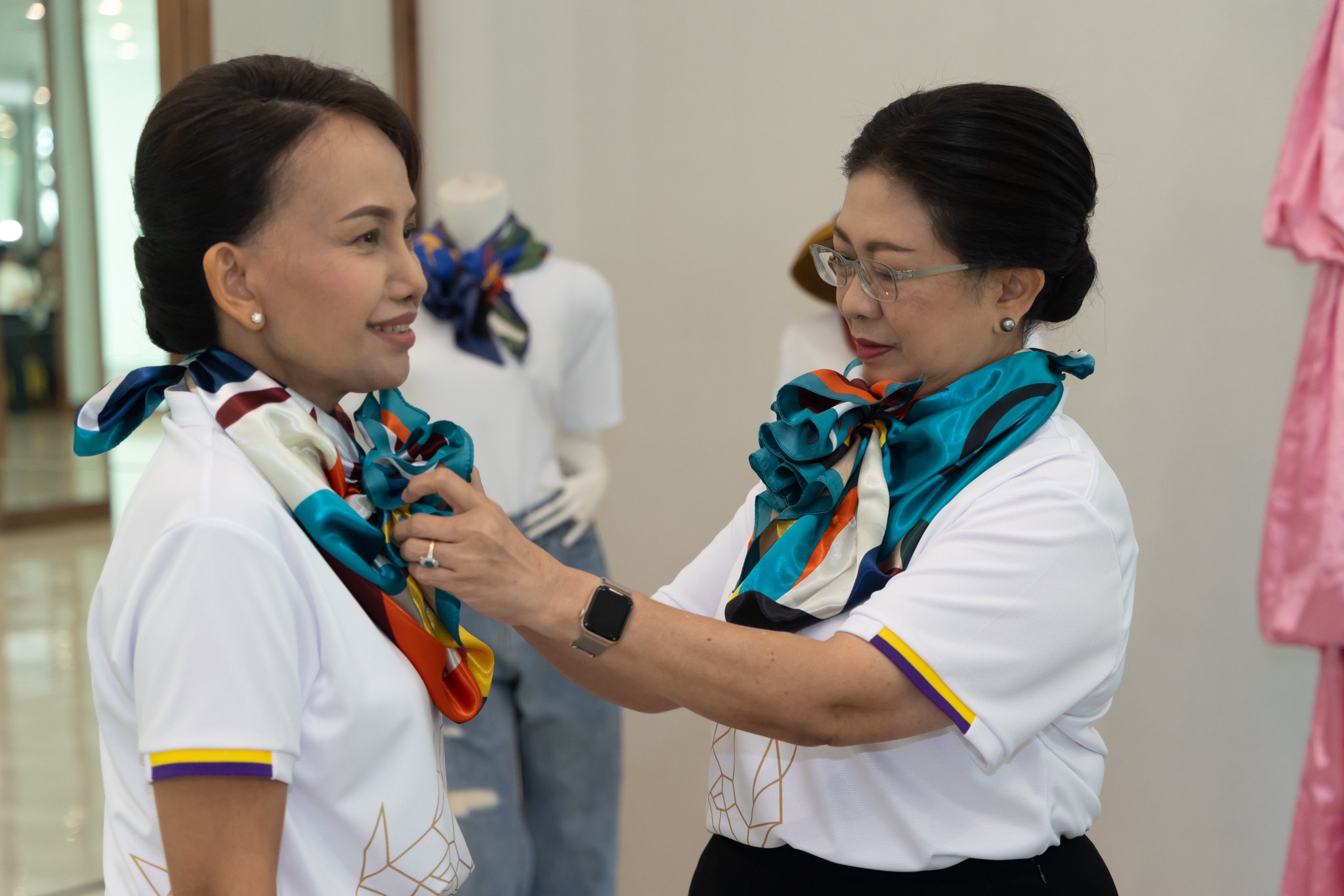 ๐๔๘ การจัดกิจกรรม "วิธีผูกผ้าพันคอรูปแบบต่างๆ" ของโครงการศูนย์ส่งเสริมการเรียนรู้ กรมเสมียนตรา