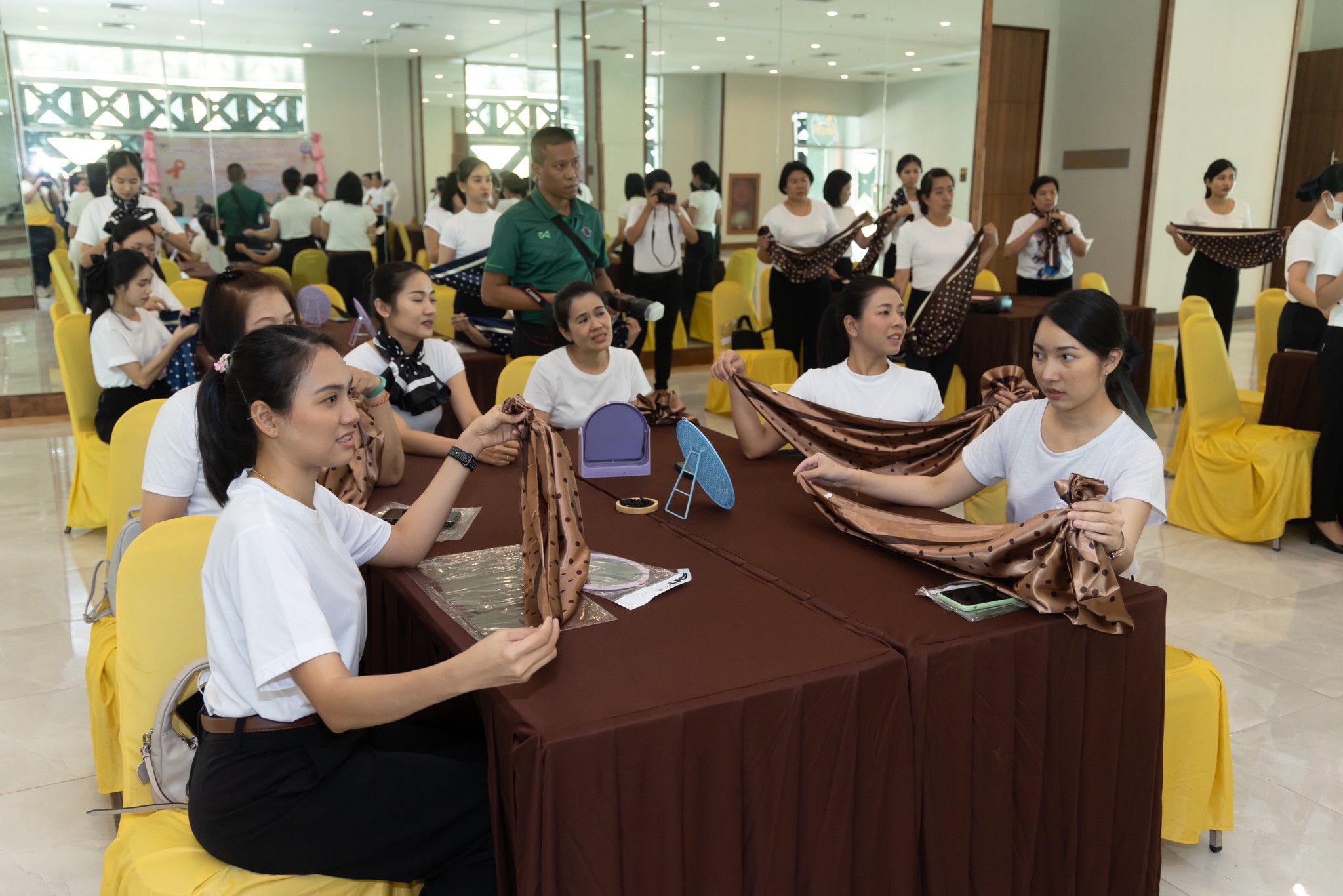 ๐๔๘ การจัดกิจกรรม "วิธีผูกผ้าพันคอรูปแบบต่างๆ" ของโครงการศูนย์ส่งเสริมการเรียนรู้ กรมเสมียนตรา