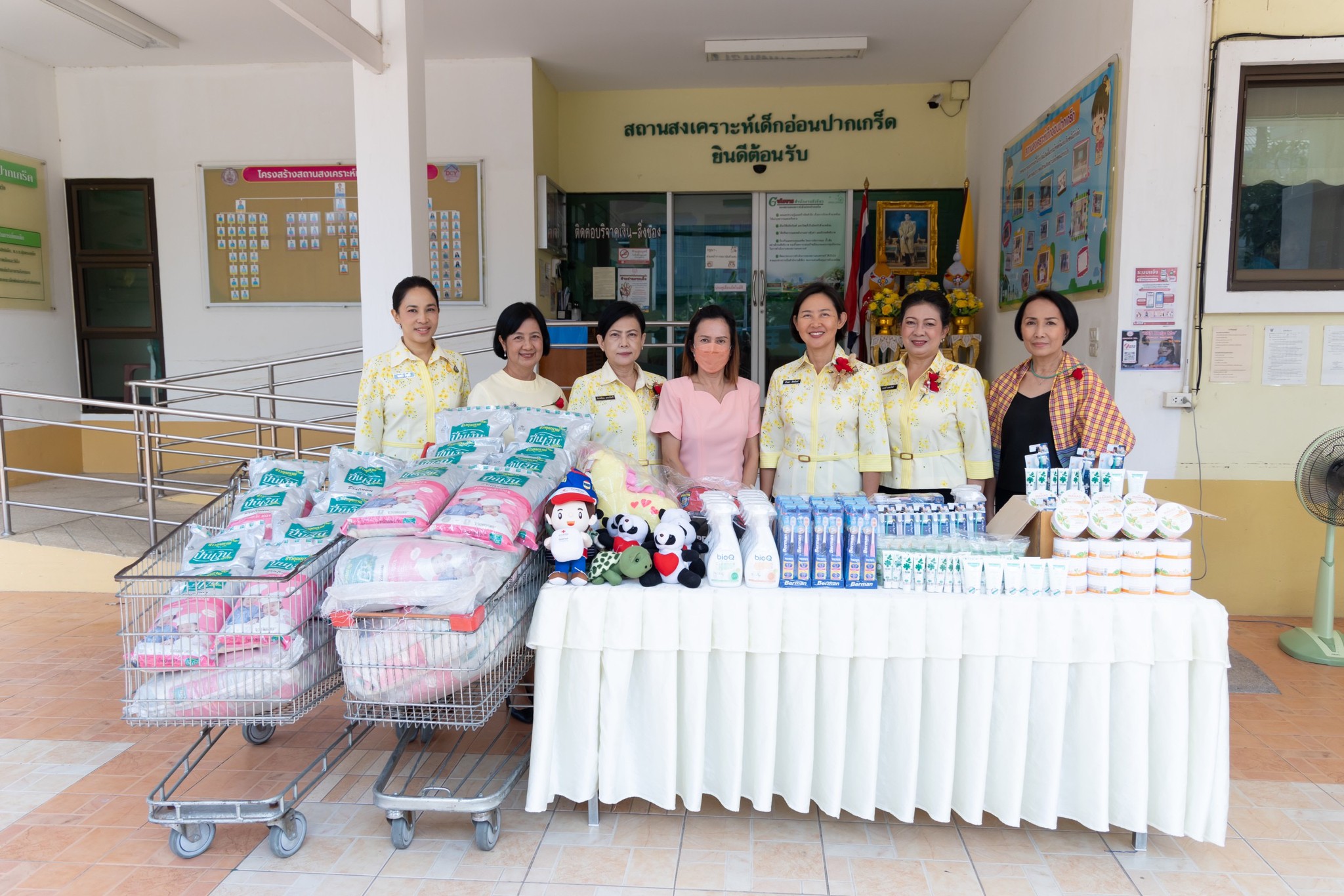 ๐๕๓ คณะกรรมการบริหารสมาคมภริยาข้าราชการ สำนักงานปลัดกระทรวงกลาโหม ร่วมบริจาคสิ่งของให้กับ สถานสง...