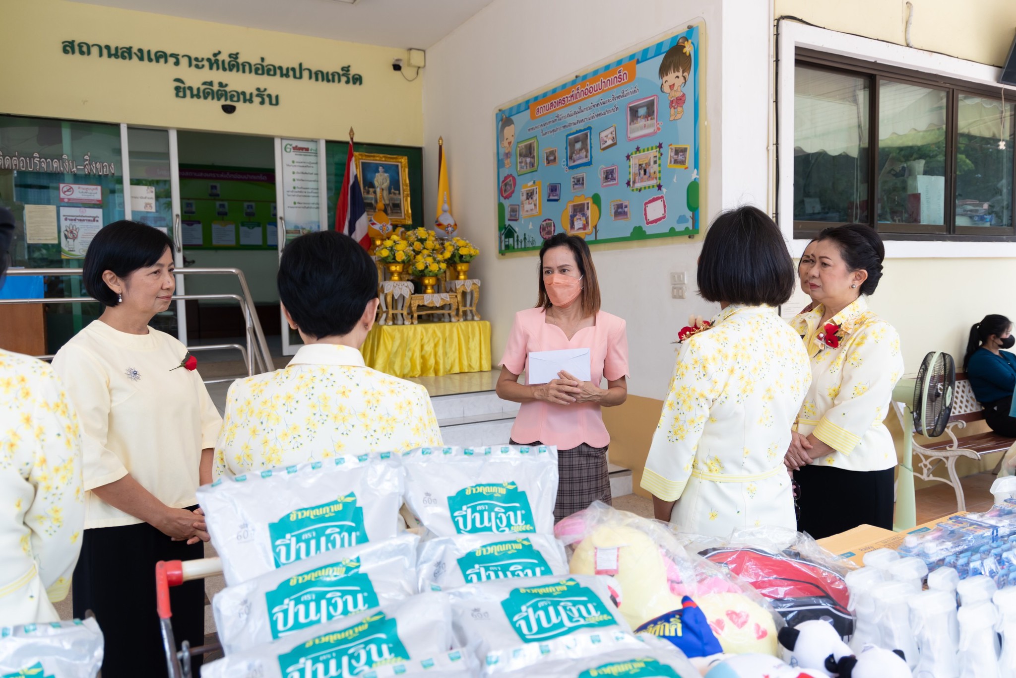 ๐๕๓ คณะกรรมการบริหารสมาคมภริยาข้าราชการ สำนักงานปลัดกระทรวงกลาโหม ร่วมบริจาคสิ่งของให้กับ สถานสงเคราะห์เด็กอ่อนปากเกร็ด และบ้านราชาวดี (หญิง)