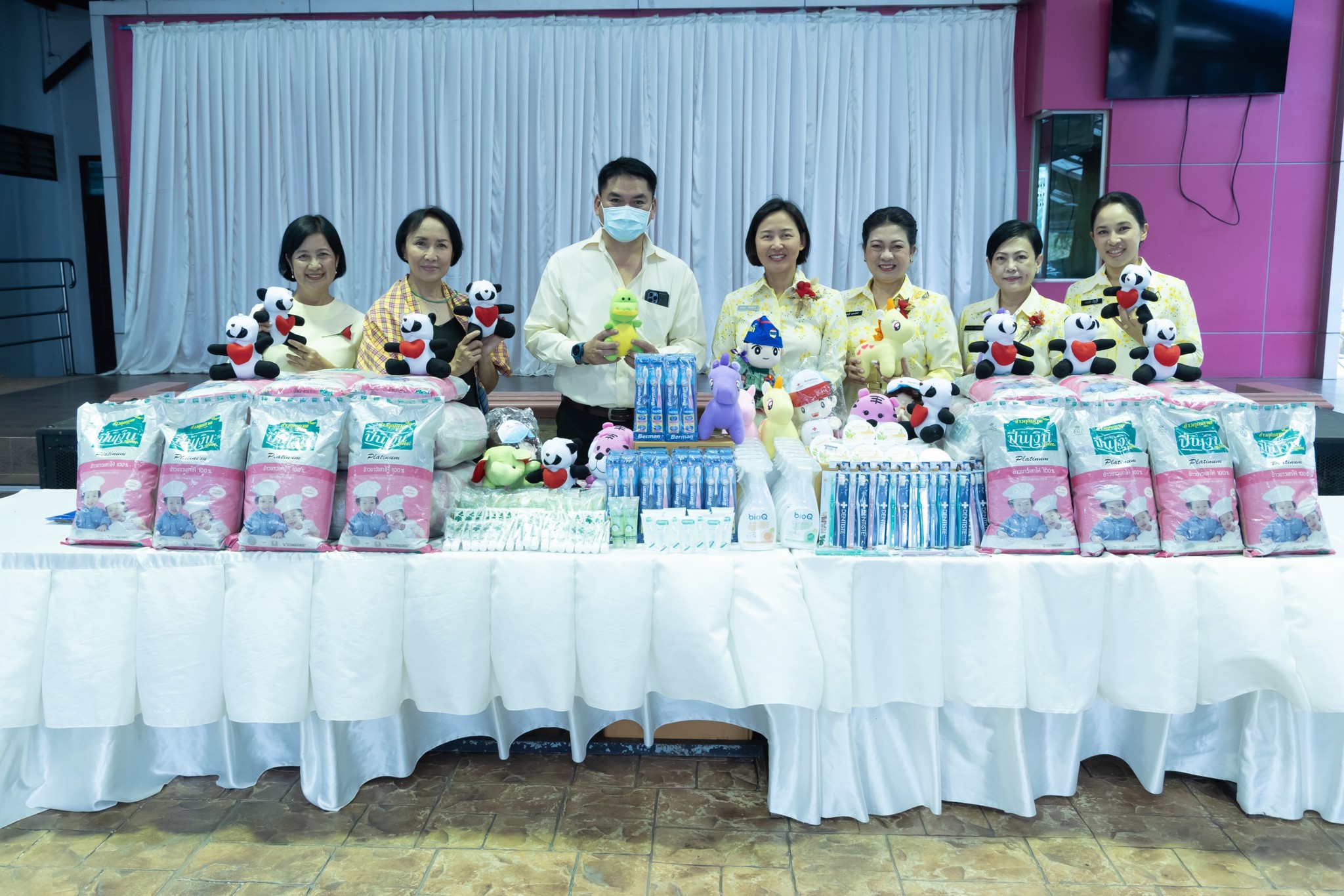 ๐๕๓ คณะกรรมการบริหารสมาคมภริยาข้าราชการ สำนักงานปลัดกระทรวงกลาโหม ร่วมบริจาคสิ่งของให้กับ สถานสงเคราะห์เด็กอ่อนปากเกร็ด และบ้านราชาวดี (หญิง)