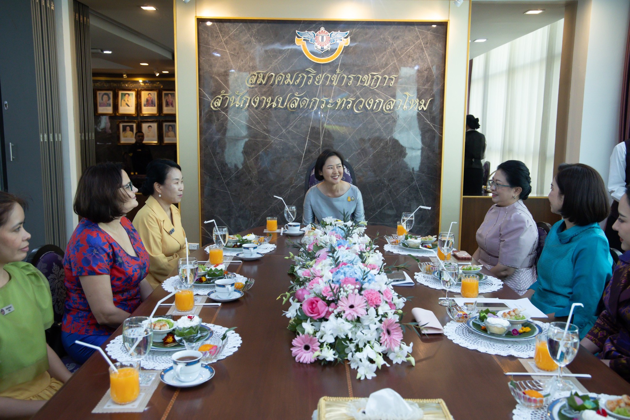 ๐๕๕ คณะภริยาผู้ช่วยทูตฝ่ายทหารต่างประเทศประจำกรุงเทพฯ เข้าเยี่ยมคำนับนายกสมาคมภริยาข้าราชการสำนักงานปลัดกระทรวงกลาโหม เพื่อแนะนำตัวในโอกาสเข้ารับหน้าที่