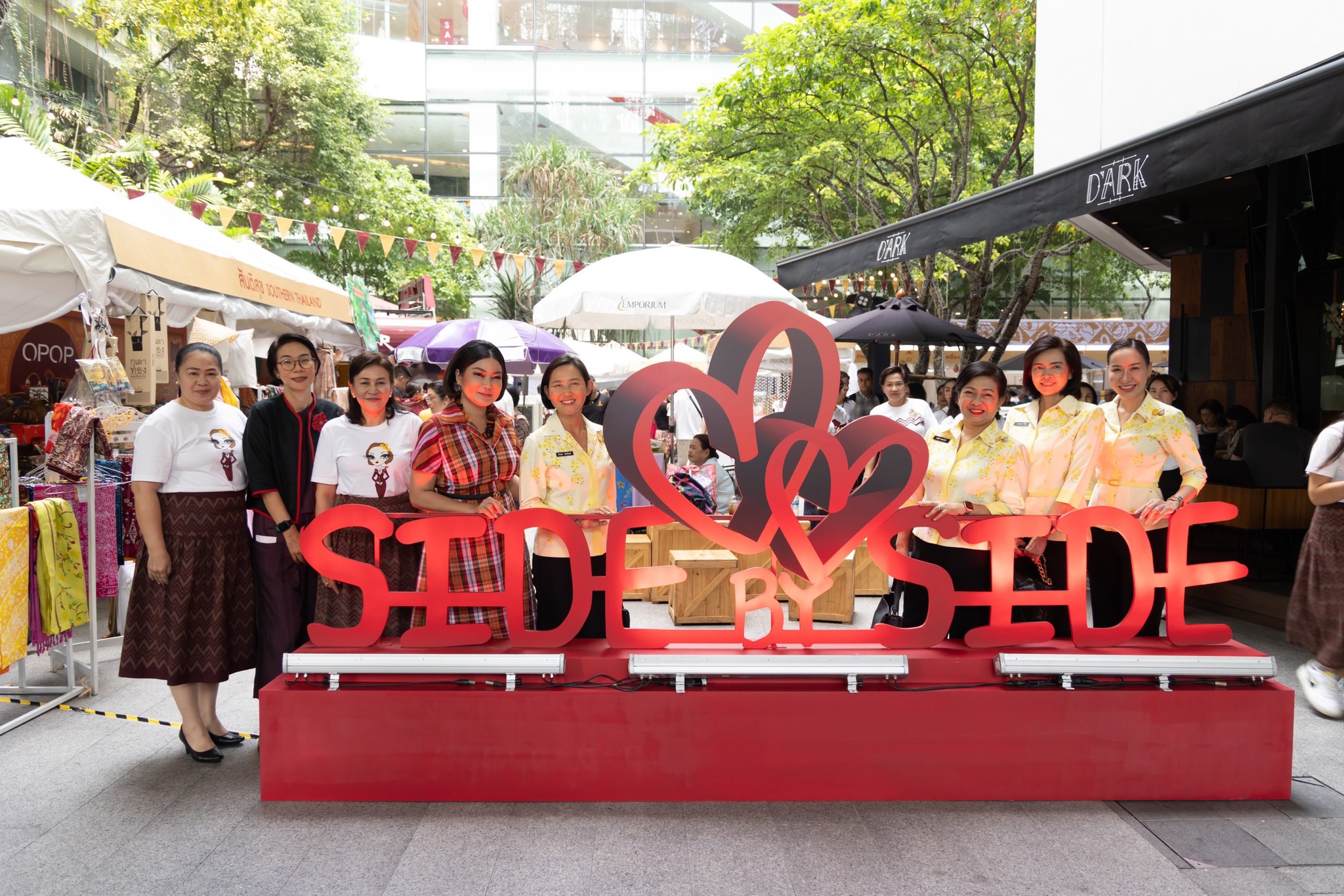 ๐๖๑ นายกสมาคมภริยาข้าราชการสำนักงานปลัดกระทรวงกลาโหม เยี่ยมชมงาน "Side by Side ช้อป ชิม แชร์ จากใ...