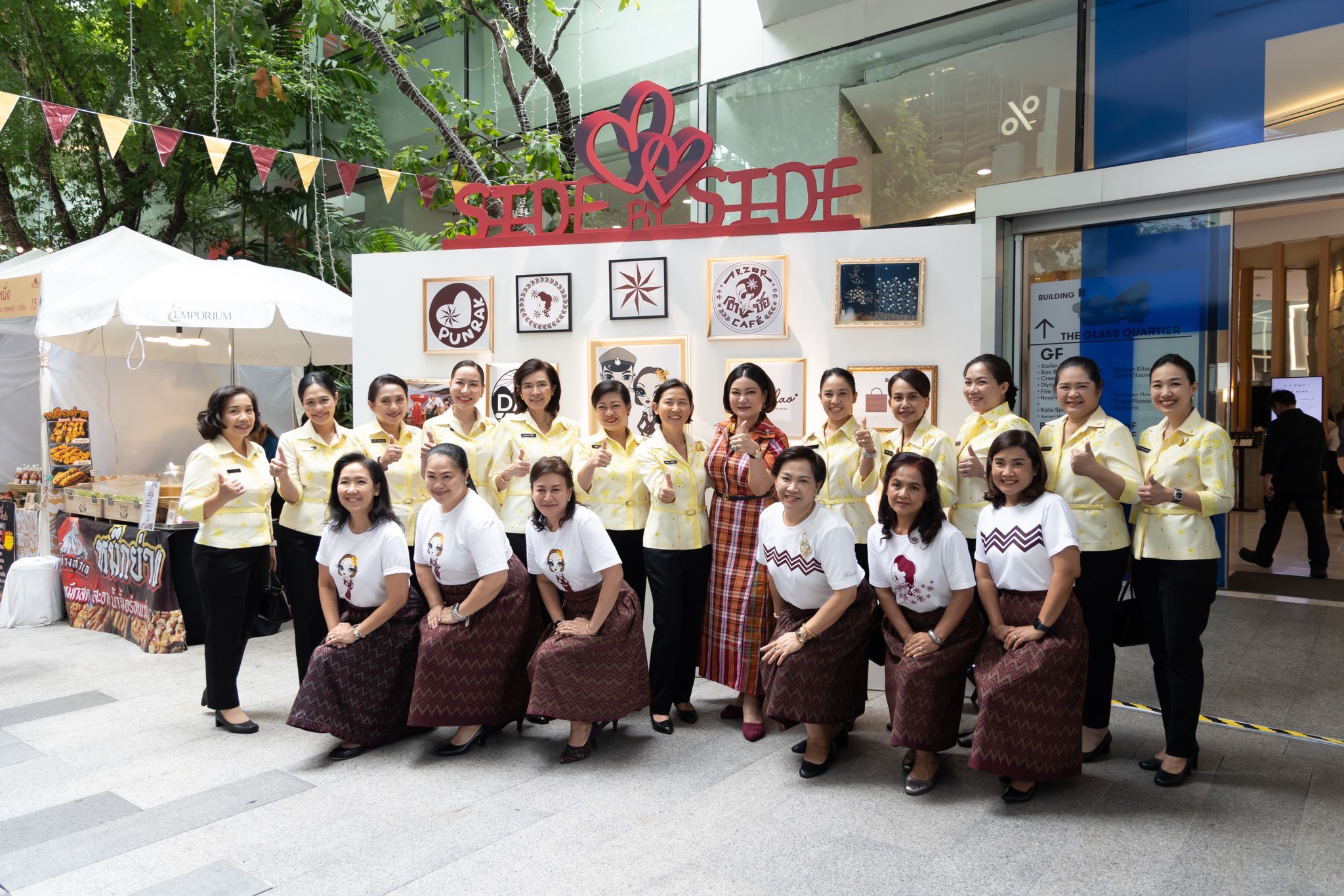 ๐๖๑ นายกสมาคมภริยาข้าราชการสำนักงานปลัดกระทรวงกลาโหม เยี่ยมชมงาน "Side by Side ช้อป ชิม แชร์ จากใจเรา...ถึงมือคุณ"