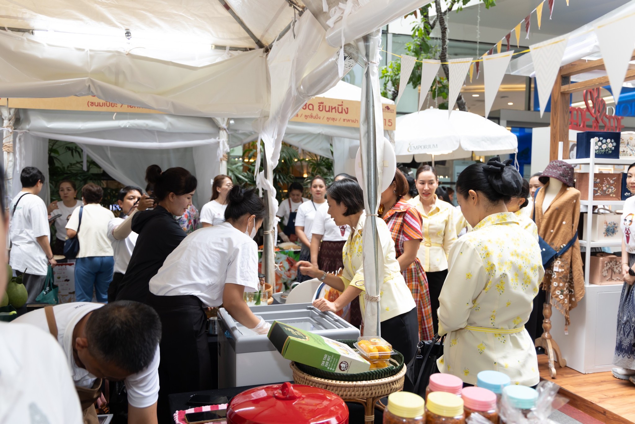 ๐๖๑ นายกสมาคมภริยาข้าราชการสำนักงานปลัดกระทรวงกลาโหม เยี่ยมชมงาน "Side by Side ช้อป ชิม แชร์ จากใจเรา...ถึงมือคุณ"