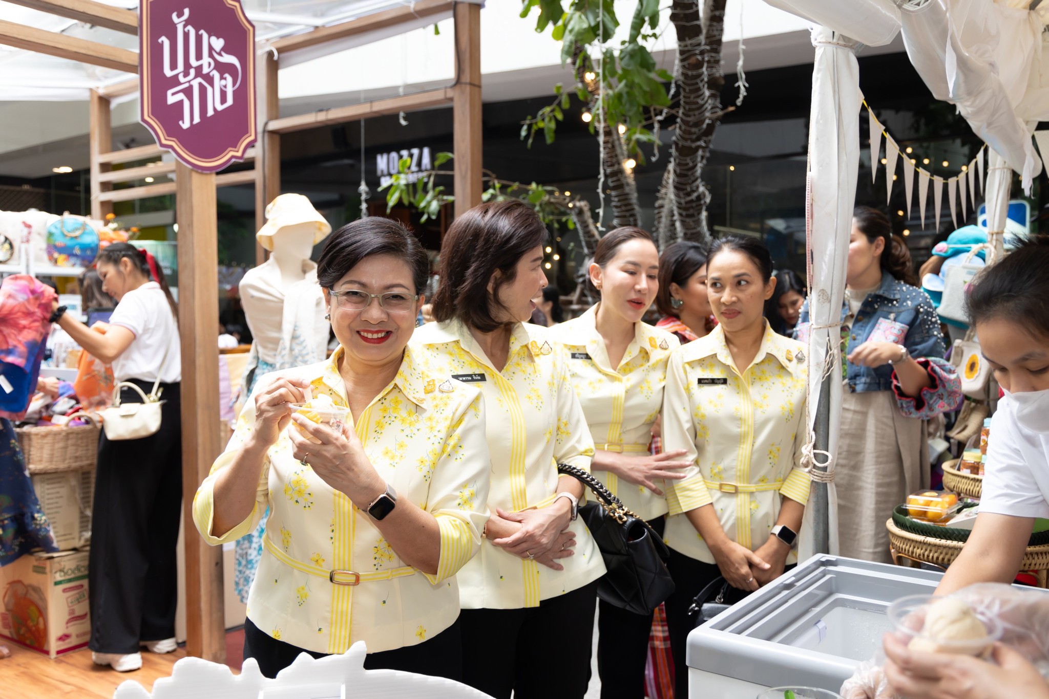 ๐๖๑ นายกสมาคมภริยาข้าราชการสำนักงานปลัดกระทรวงกลาโหม เยี่ยมชมงาน "Side by Side ช้อป ชิม แชร์ จากใจเรา...ถึงมือคุณ"