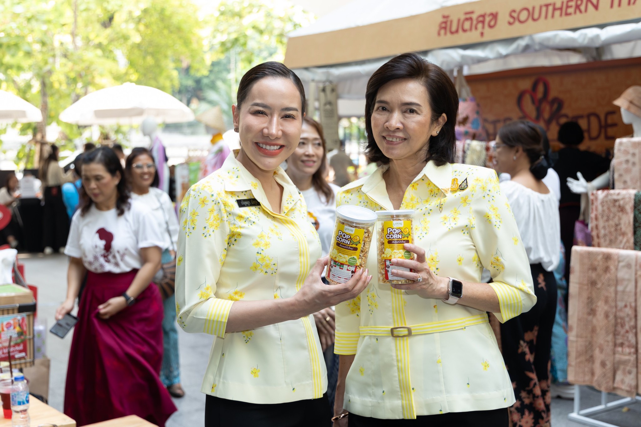 ๐๖๑ นายกสมาคมภริยาข้าราชการสำนักงานปลัดกระทรวงกลาโหม เยี่ยมชมงาน "Side by Side ช้อป ชิม แชร์ จากใจเรา...ถึงมือคุณ"