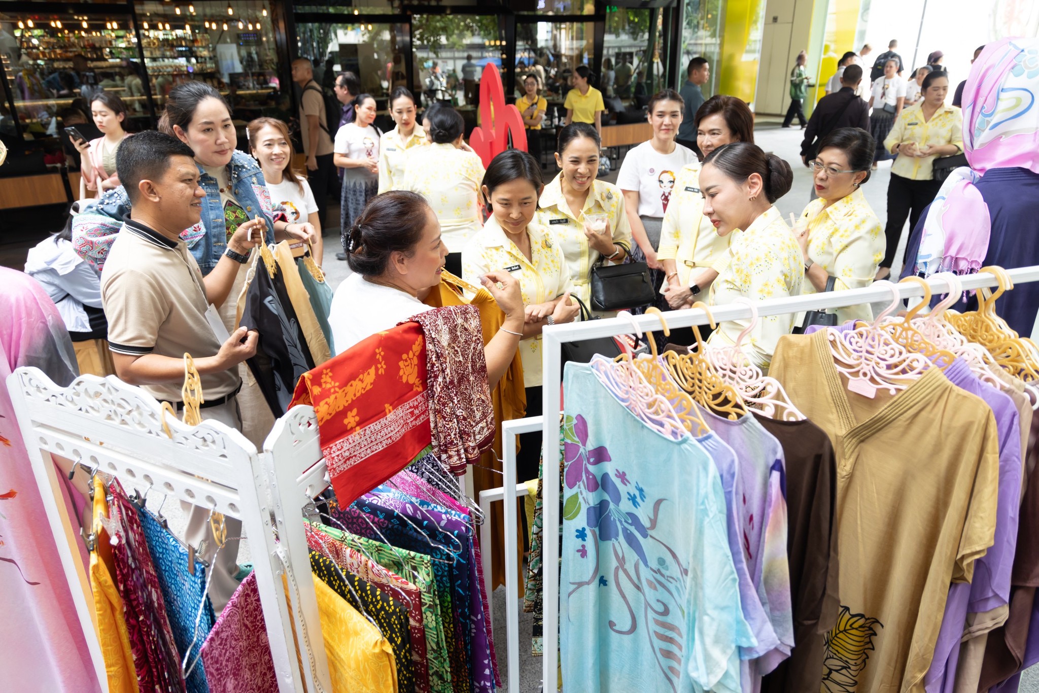 ๐๖๑ นายกสมาคมภริยาข้าราชการสำนักงานปลัดกระทรวงกลาโหม เยี่ยมชมงาน "Side by Side ช้อป ชิม แชร์ จากใจเรา...ถึงมือคุณ"