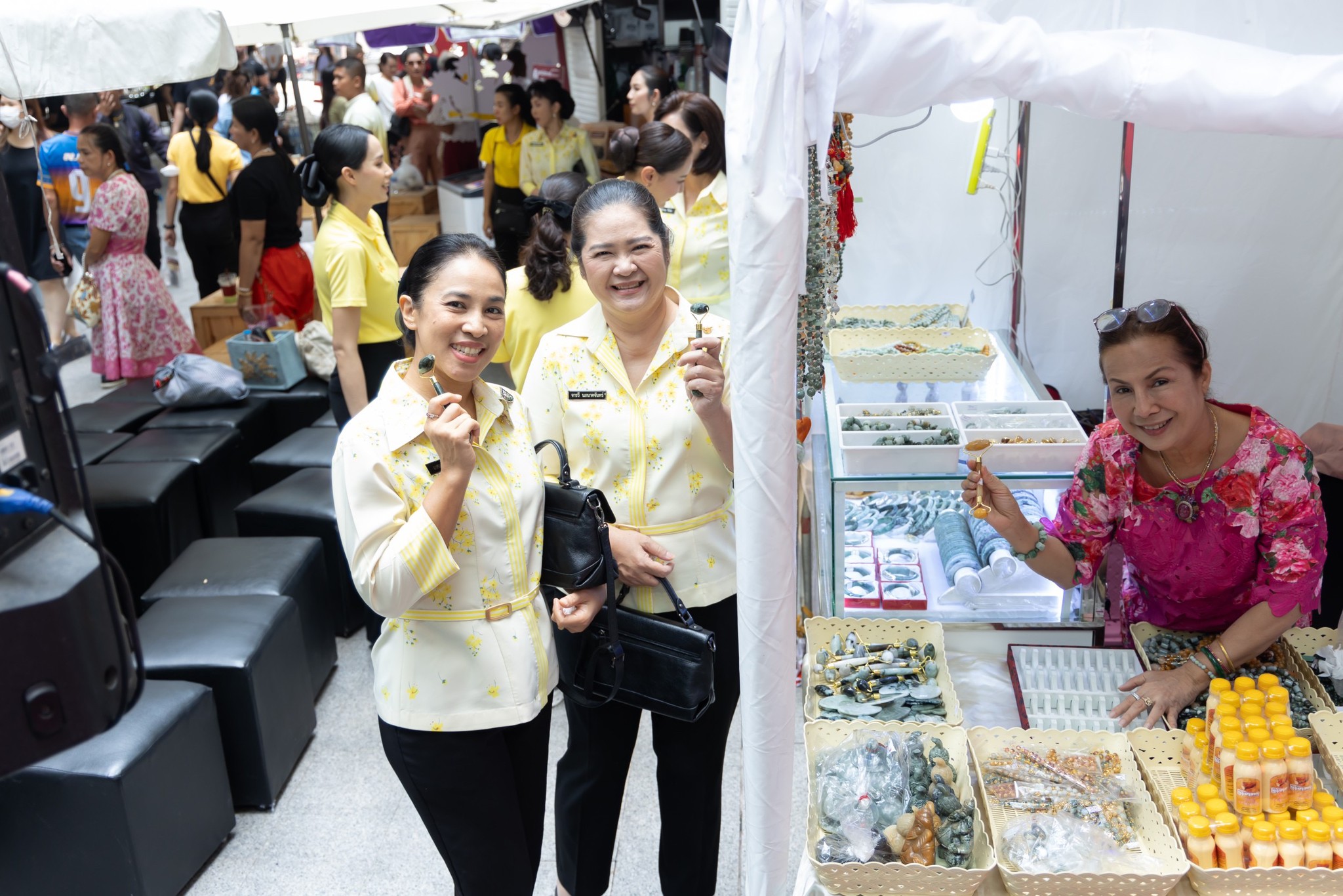 ๐๖๑ นายกสมาคมภริยาข้าราชการสำนักงานปลัดกระทรวงกลาโหม เยี่ยมชมงาน "Side by Side ช้อป ชิม แชร์ จากใจเรา...ถึงมือคุณ"