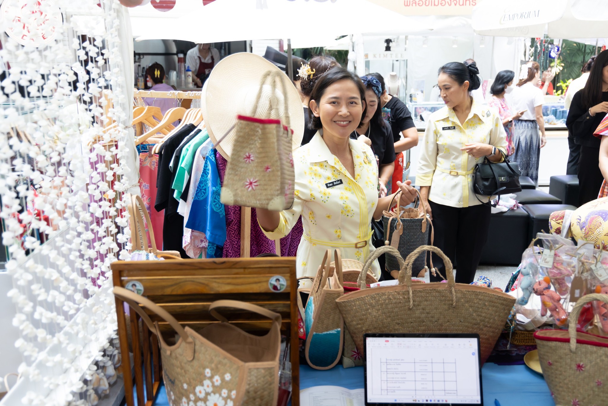 ๐๖๑ นายกสมาคมภริยาข้าราชการสำนักงานปลัดกระทรวงกลาโหม เยี่ยมชมงาน "Side by Side ช้อป ชิม แชร์ จากใจเรา...ถึงมือคุณ"
