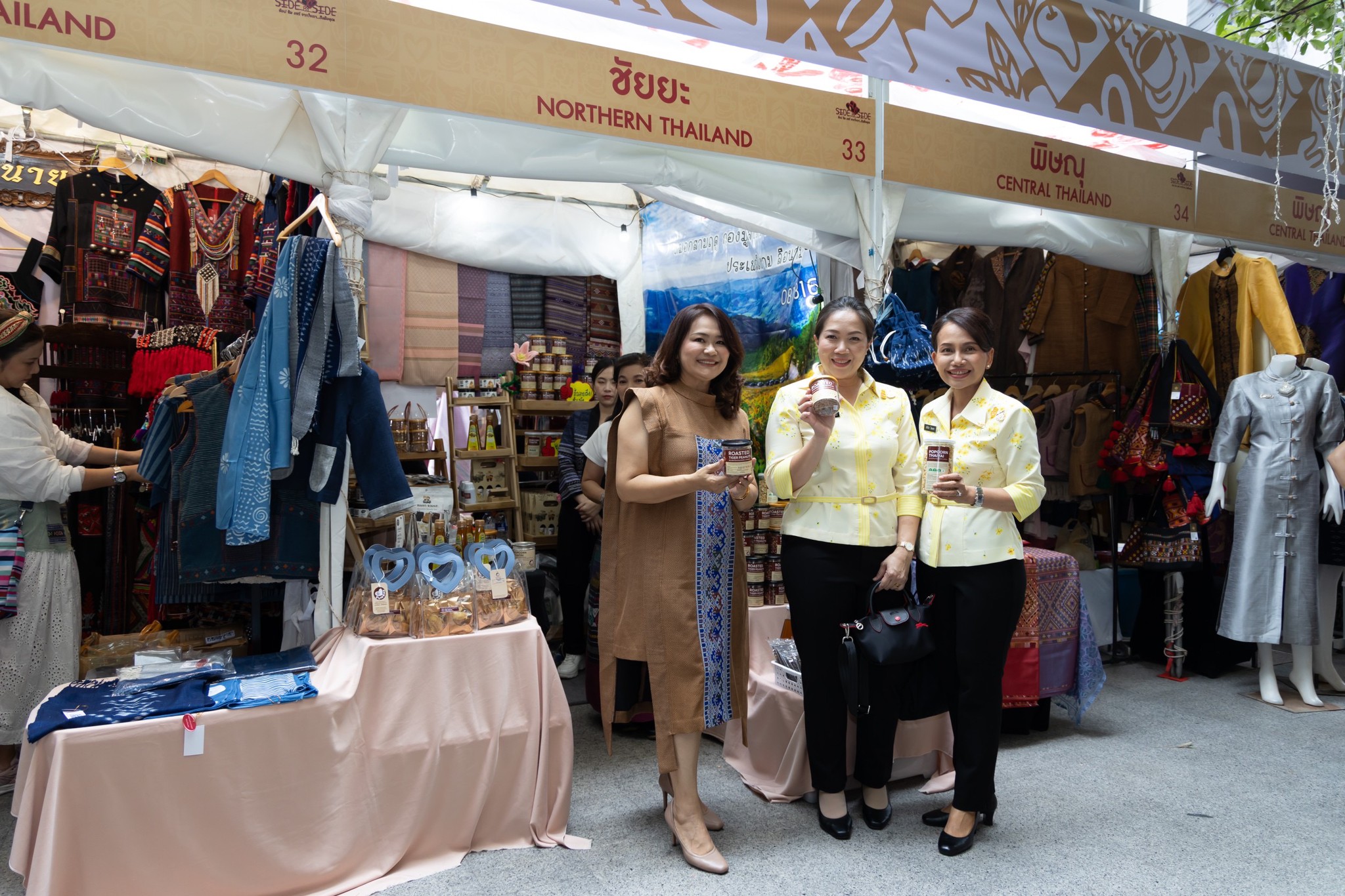 ๐๖๑ นายกสมาคมภริยาข้าราชการสำนักงานปลัดกระทรวงกลาโหม เยี่ยมชมงาน "Side by Side ช้อป ชิม แชร์ จากใจเรา...ถึงมือคุณ"