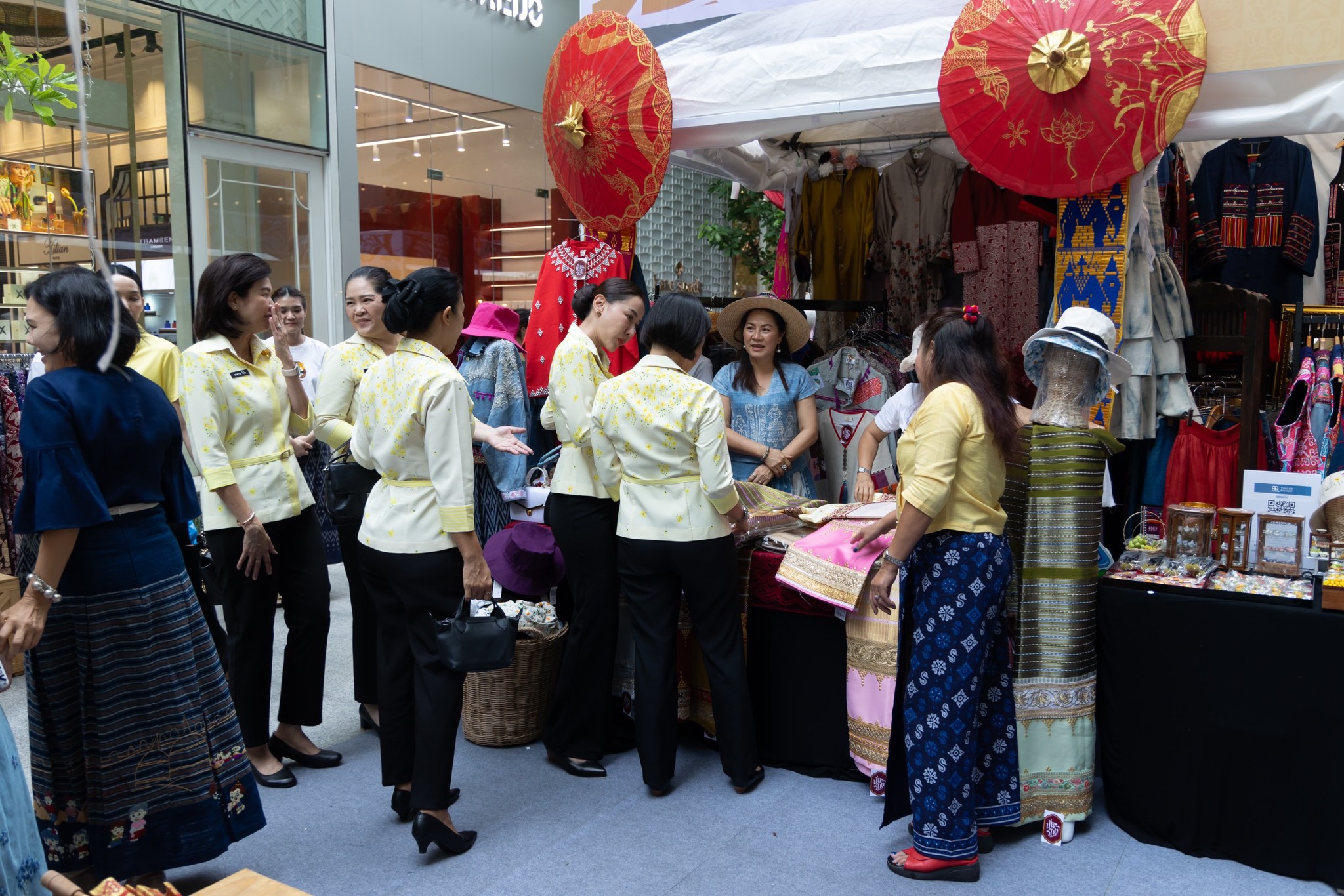 ๐๖๑ นายกสมาคมภริยาข้าราชการสำนักงานปลัดกระทรวงกลาโหม เยี่ยมชมงาน "Side by Side ช้อป ชิม แชร์ จากใจเรา...ถึงมือคุณ"