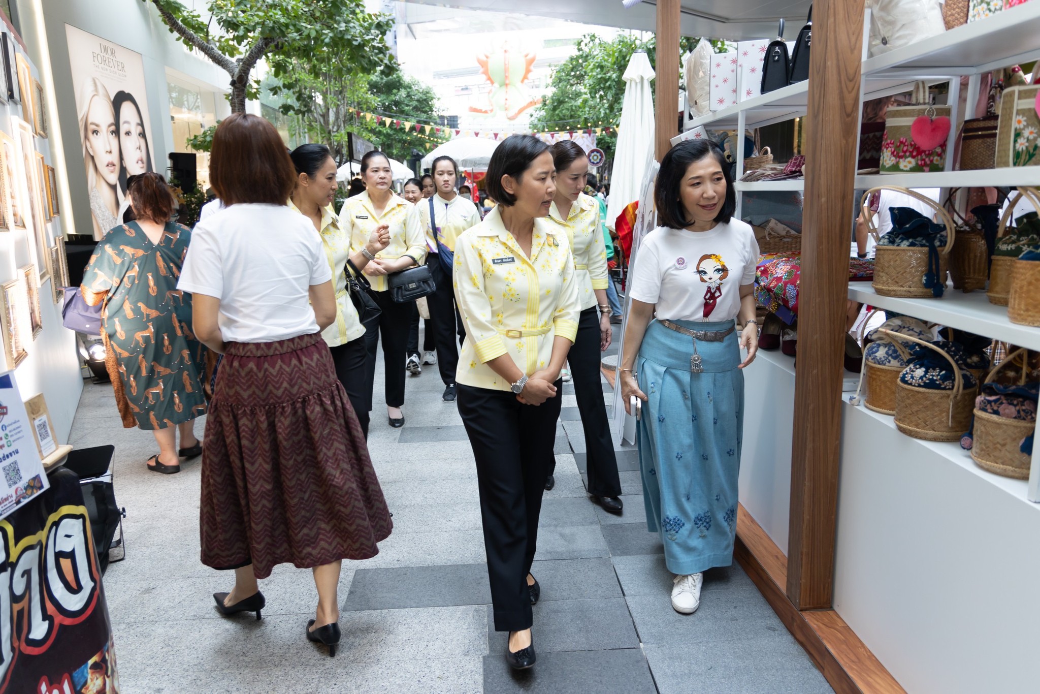๐๖๑ นายกสมาคมภริยาข้าราชการสำนักงานปลัดกระทรวงกลาโหม เยี่ยมชมงาน "Side by Side ช้อป ชิม แชร์ จากใจเรา...ถึงมือคุณ"