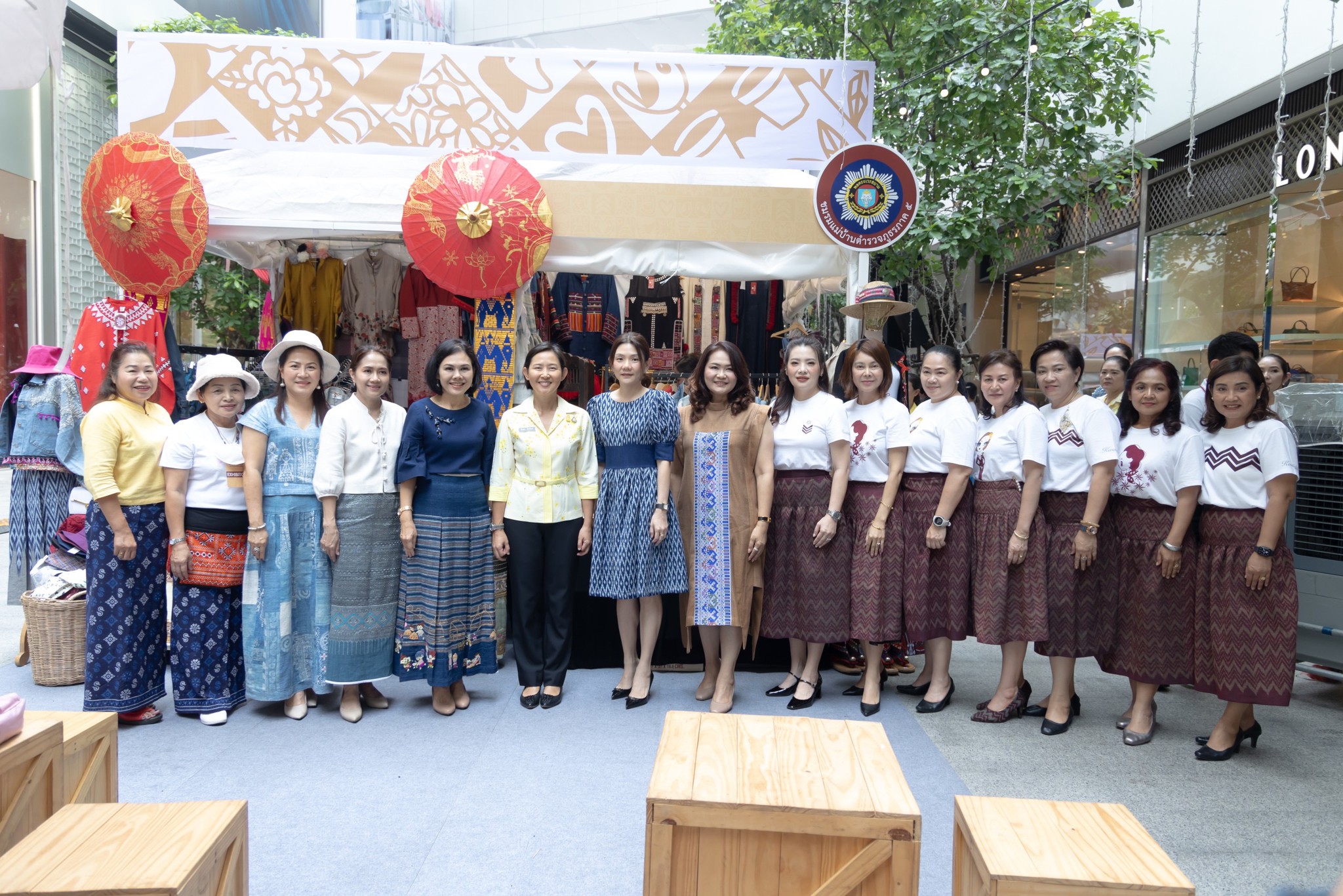 ๐๖๑ นายกสมาคมภริยาข้าราชการสำนักงานปลัดกระทรวงกลาโหม เยี่ยมชมงาน "Side by Side ช้อป ชิม แชร์ จากใจเรา...ถึงมือคุณ"