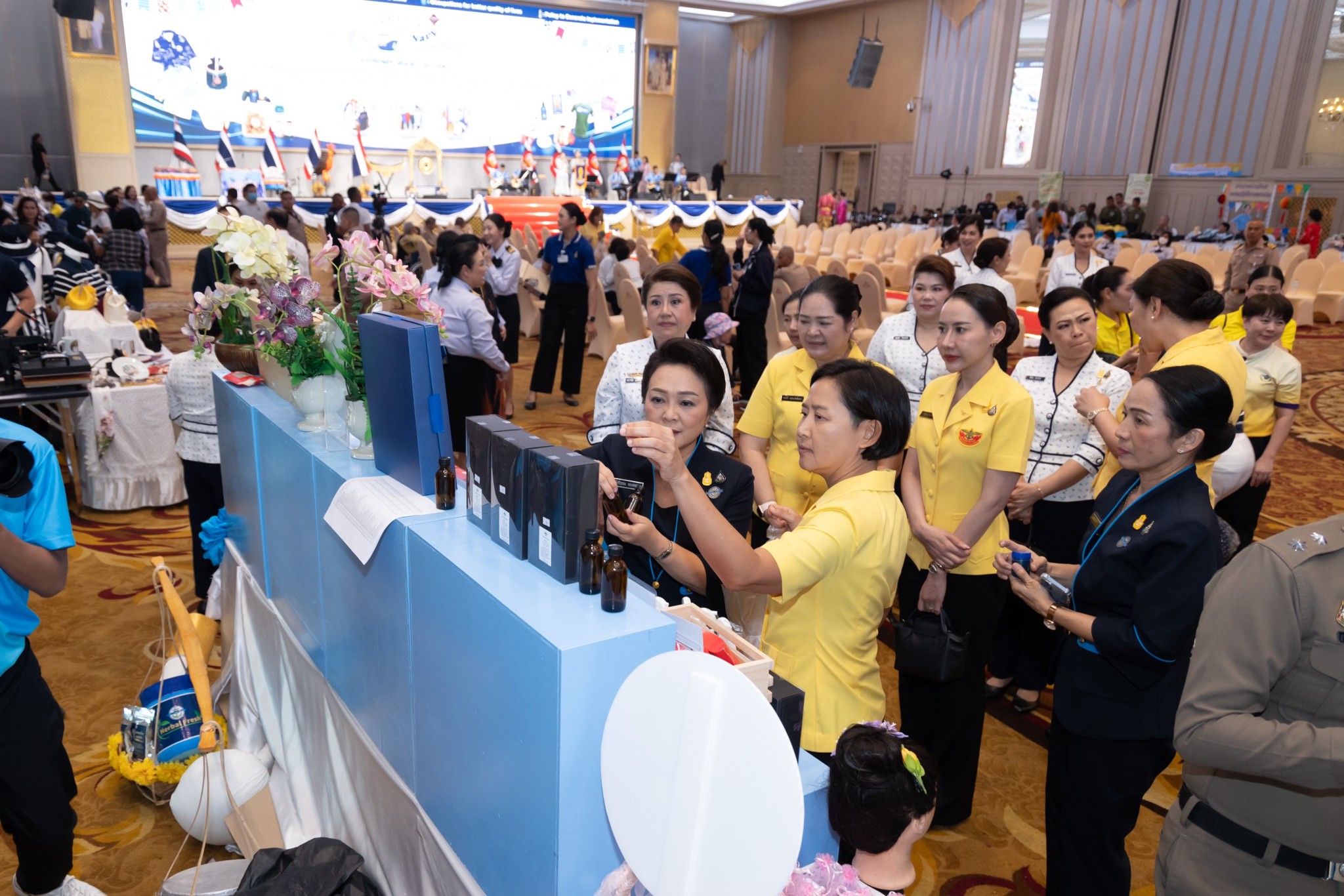 ๐๖๕ สมาคมภริยาข้าราชการสำนักงานปลัด กระทรวงกลาโหม ร่วมกิจกรรมส่งเสริมการตลาดสินค้า และผลิตภัณฑ์ของครอบครัวกำลังพลกองทัพเรือ