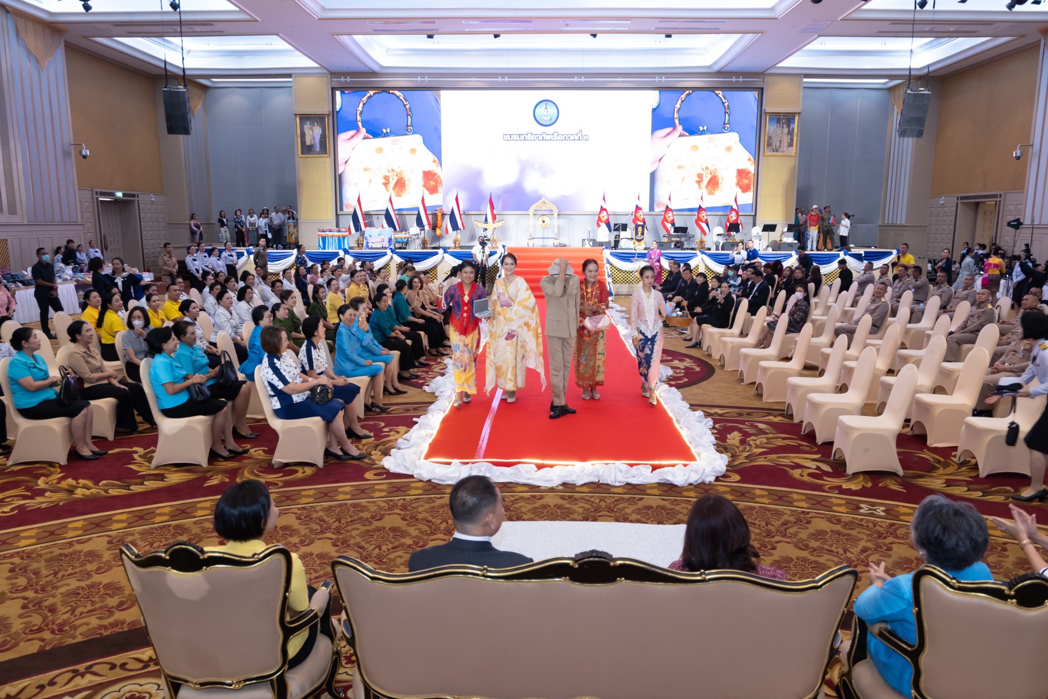 ๐๖๕ สมาคมภริยาข้าราชการสำนักงานปลัด กระทรวงกลาโหม ร่วมกิจกรรมส่งเสริมการตลาดสินค้า และผลิตภัณฑ์ของครอบครัวกำลังพลกองทัพเรือ