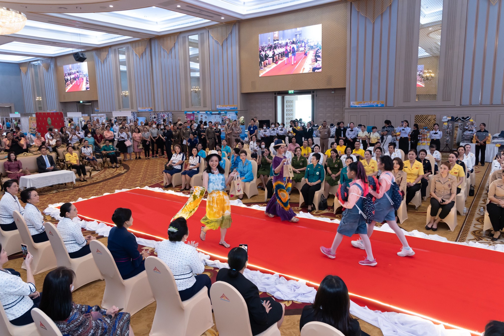 ๐๖๕ สมาคมภริยาข้าราชการสำนักงานปลัด กระทรวงกลาโหม ร่วมกิจกรรมส่งเสริมการตลาดสินค้า และผลิตภัณฑ์ของครอบครัวกำลังพลกองทัพเรือ