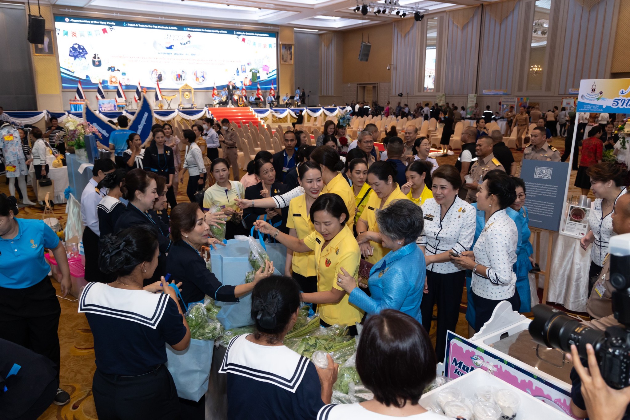 ๐๖๕ สมาคมภริยาข้าราชการสำนักงานปลัด กระทรวงกลาโหม ร่วมกิจกรรมส่งเสริมการตลาดสินค้า และผลิตภัณฑ์ของครอบครัวกำลังพลกองทัพเรือ