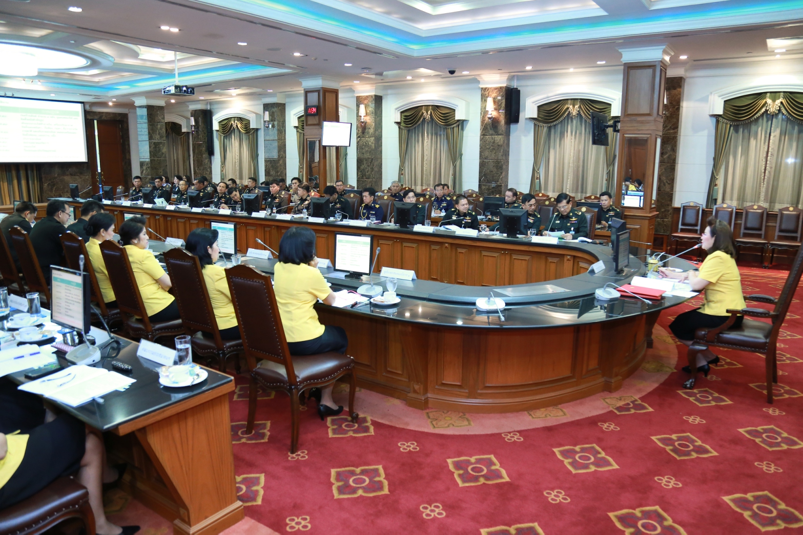 087 นายกสมาคมภริยาฯ เป็นประธานการประชุม คณะอำนวยการออกร้านสำนักงานปลัดกระทรวงกลาโหม และ ร้านสมาคมภริยาข้าราชการสำนักงานปลัดกระทรวงกลาโหม ในงานกาชาด ๒๕๕๙
