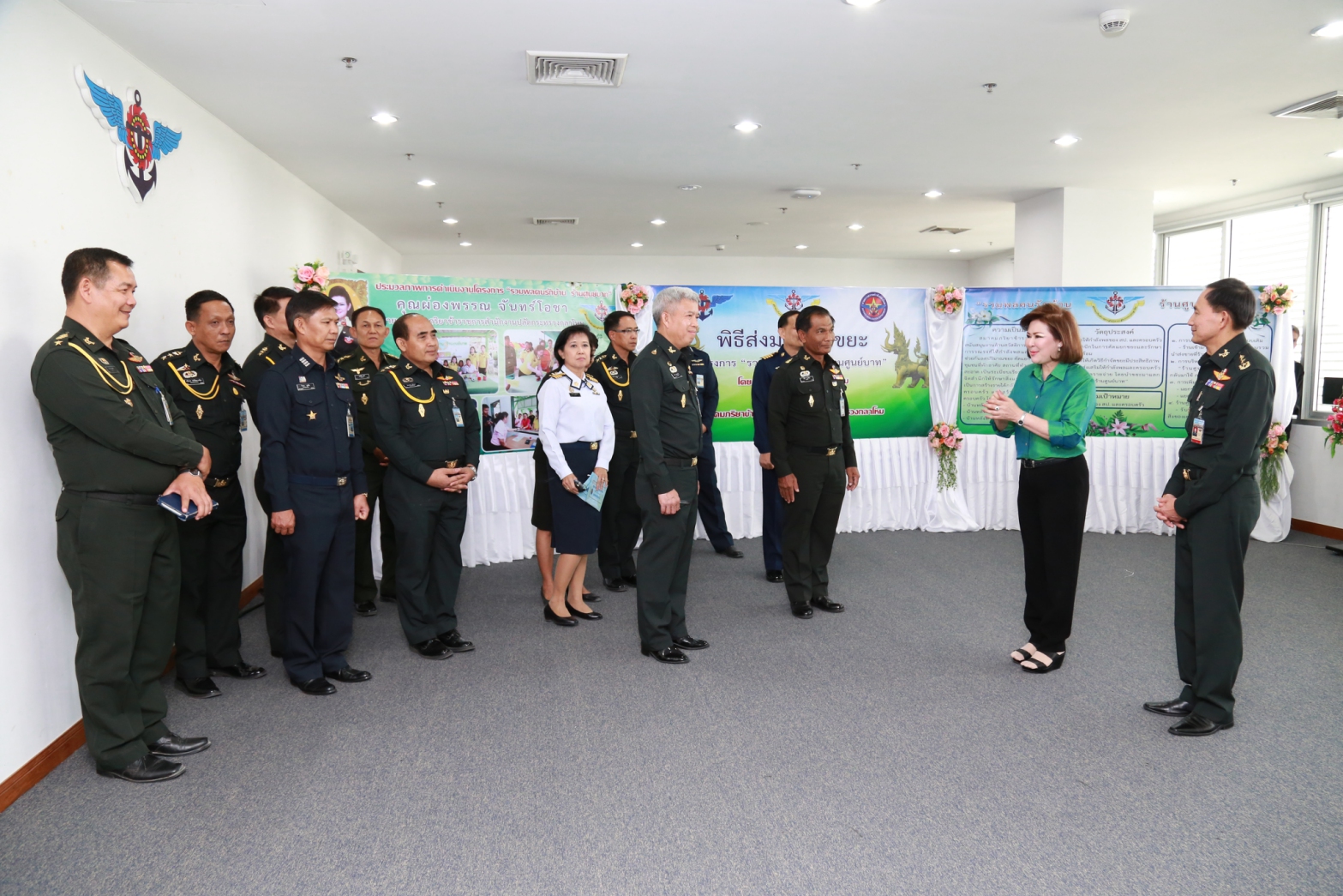 084 นายกสมาคมภริยาฯ และคณะกรรมการสมาคมภริยาฯ รับมอบถังขยะจาก เจ้ากรมการสรรพกำลังกลาโหม