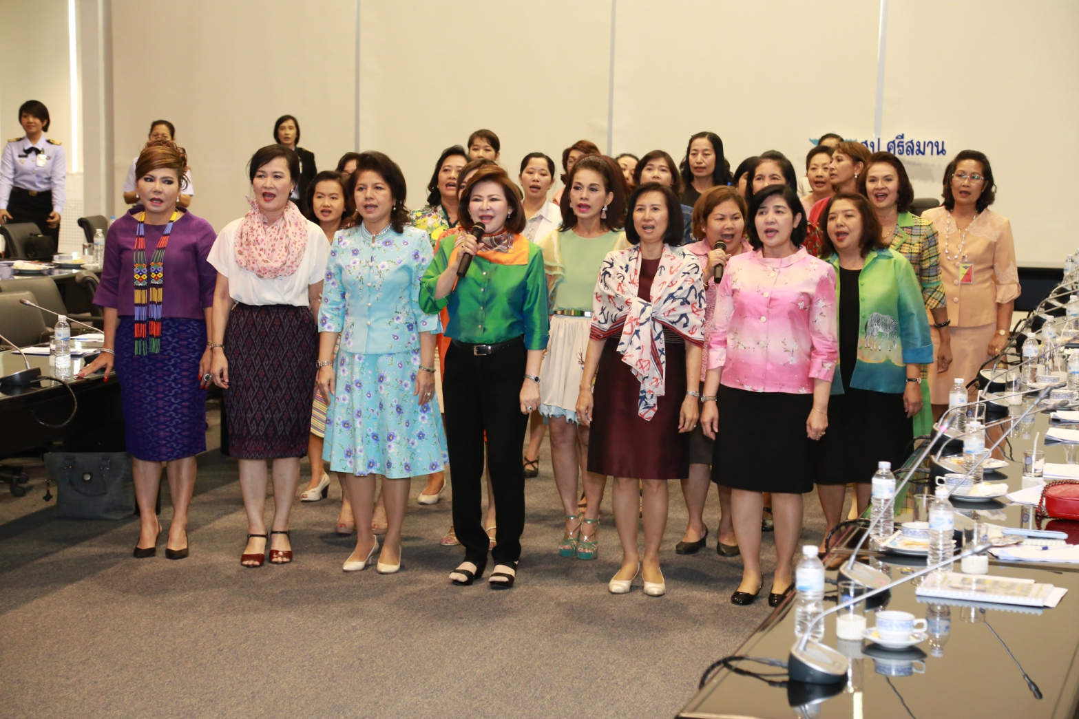 083 นายกสมาคมภริยาฯ เป็นประธานการประชุมการจัดงานออกร้านสมาคมภริยาฯ ในงานกาชาดประจำปี ๒๕๕๙