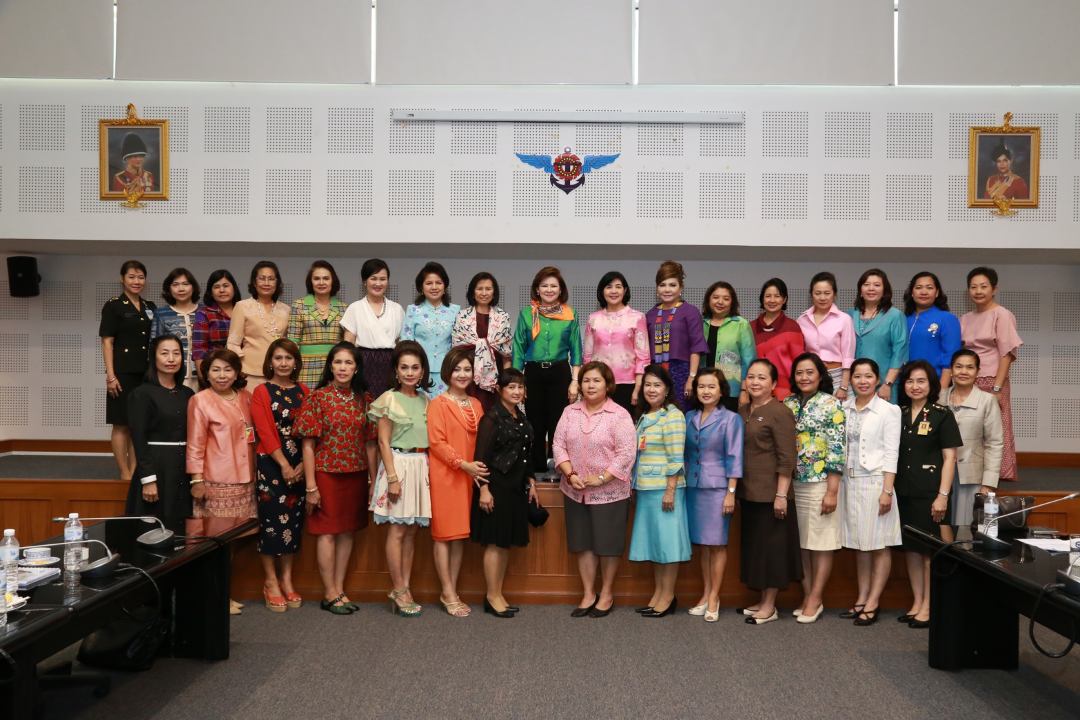 083 นายกสมาคมภริยาฯ เป็นประธานการประชุมการจัดงานออกร้านสมาคมภริยาฯ ในงานกาชาดประจำปี ๒๕๕๙