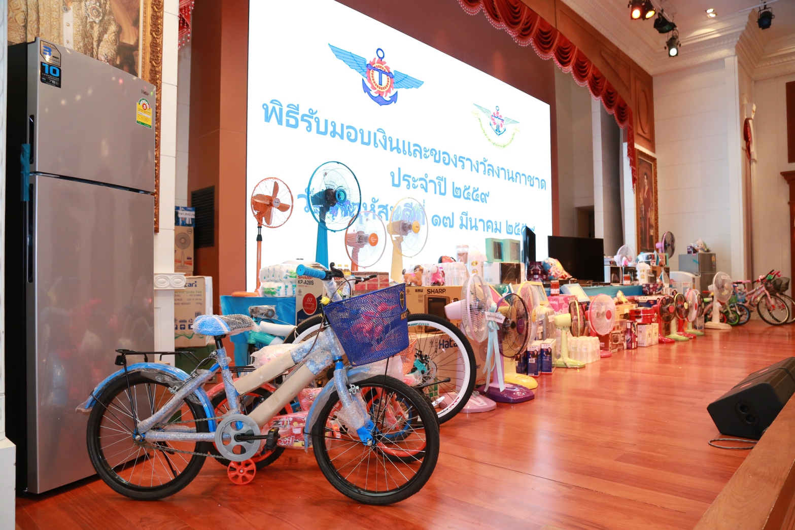 086 นายกสมาคมภริยาฯ เป็นประธานในพิธีรับมอบเงินและของรางวัลเพื่อร่วมสนับสนุนการออกร้านฯ ในงานกาชาด ประจำปี ๒๕๕๙