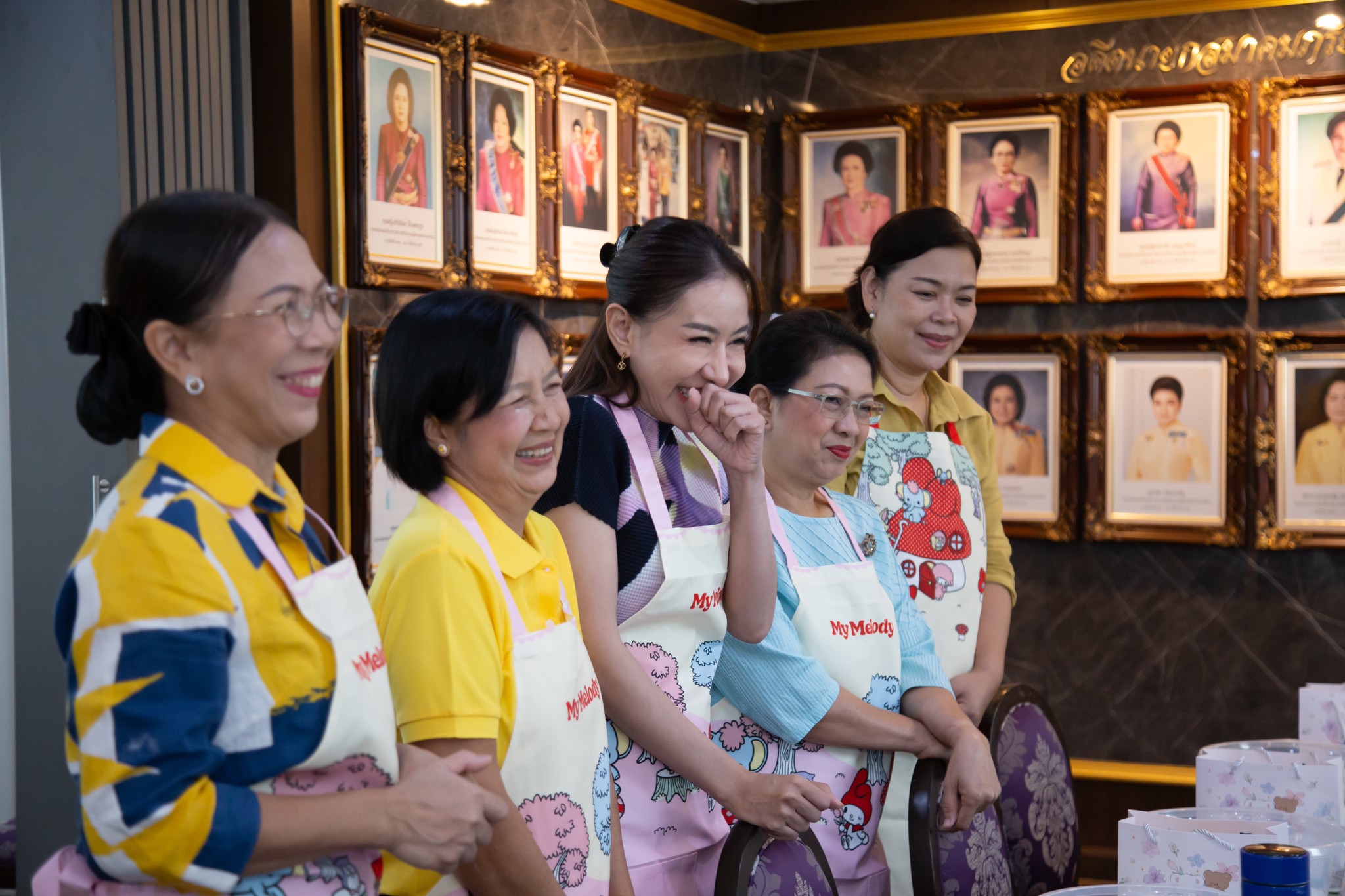 ๐๘๒ กิจกรรมเรียนรู้การทำขนมจีบแป้งสิบโบราณ ของโครงการศูนย์ส่งเสริมการเรียนรู้ สมาคมภริยาข้าราชการสำนักงานปลัดกระทรวงกลาโหม
