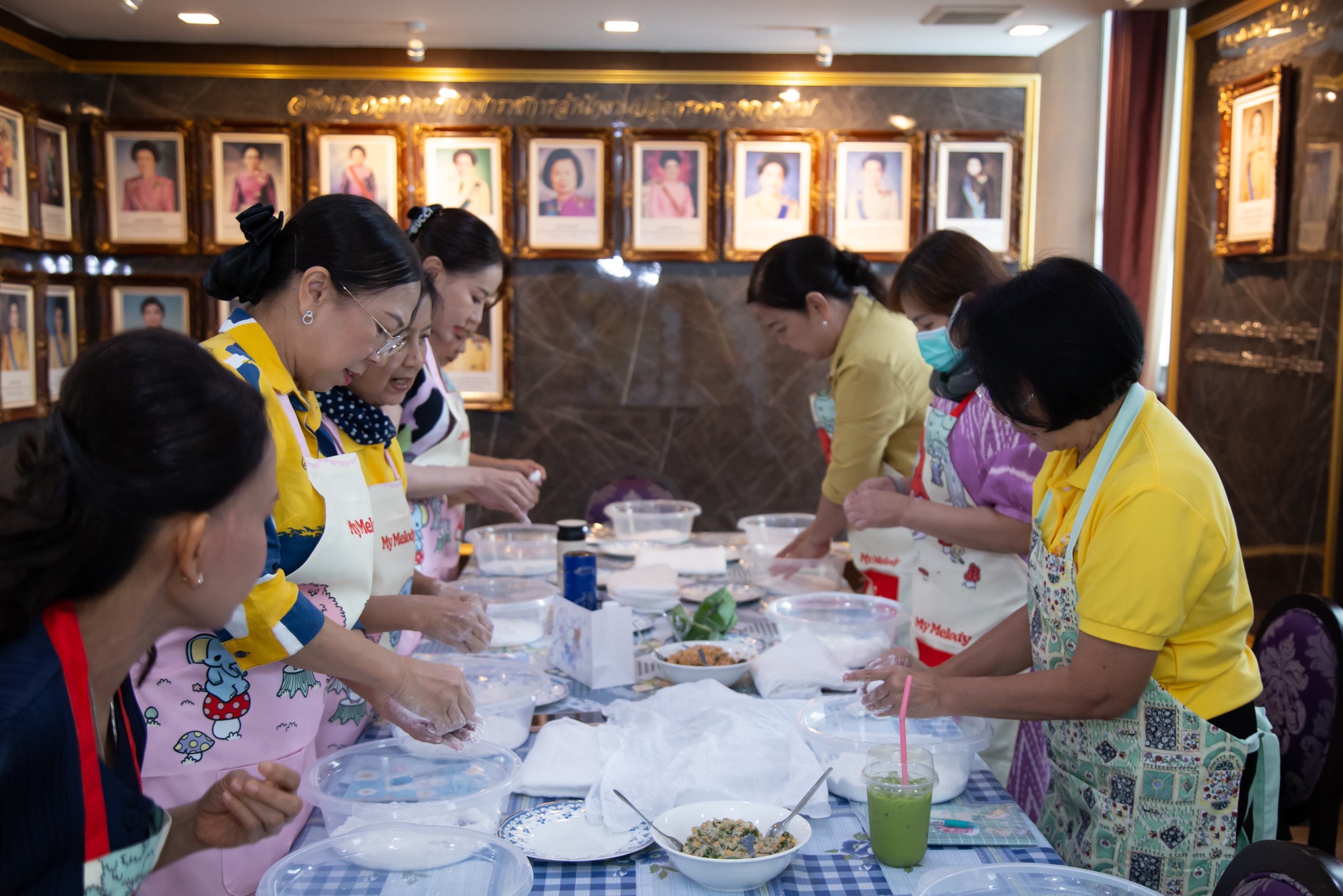 ๐๘๒ กิจกรรมเรียนรู้การทำขนมจีบแป้งสิบโบราณ ของโครงการศูนย์ส่งเสริมการเรียนรู้ สมาคมภริยาข้าราชการสำนักงานปลัดกระทรวงกลาโหม