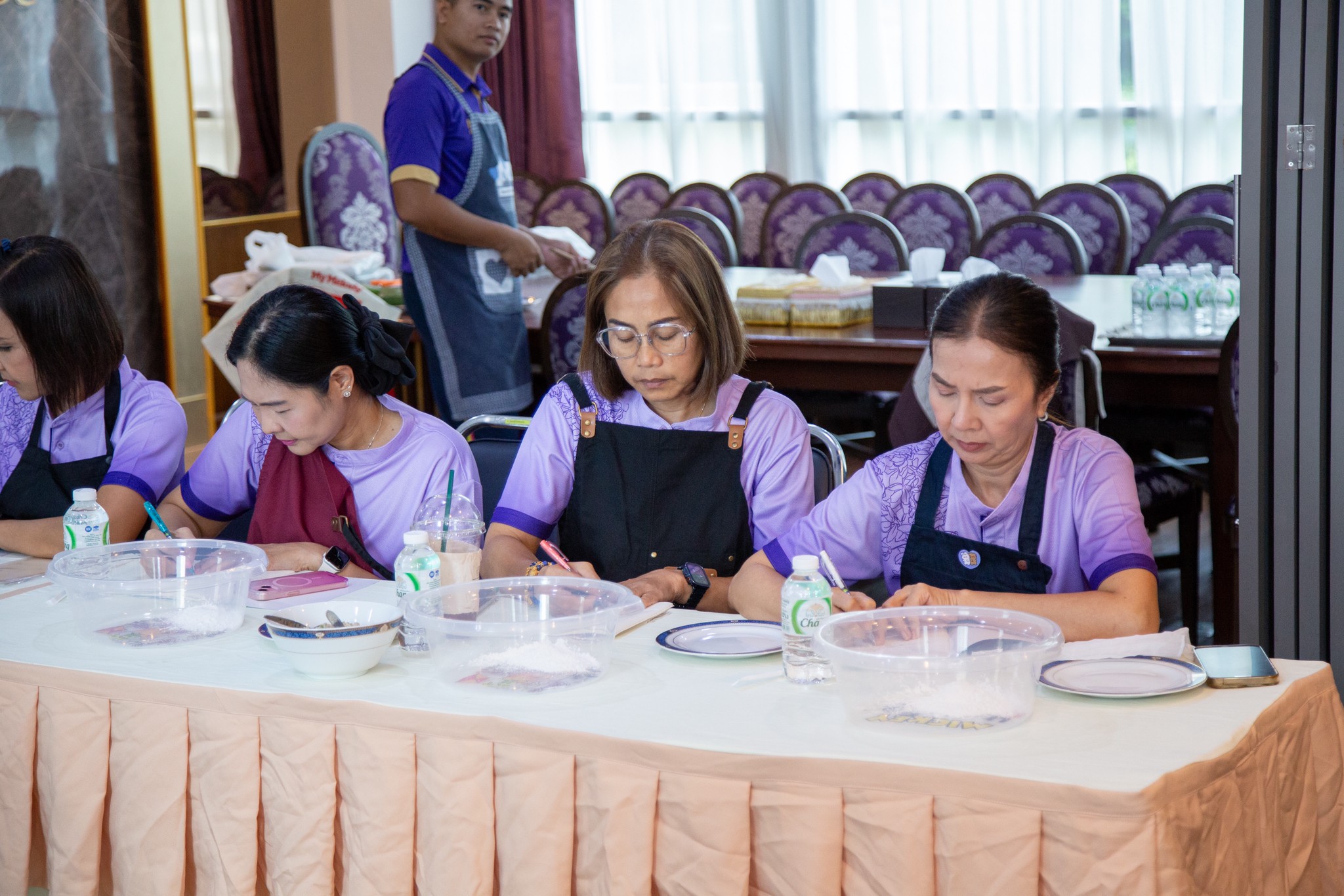 ๐๘๒ กิจกรรมเรียนรู้การทำขนมจีบแป้งสิบโบราณ ของโครงการศูนย์ส่งเสริมการเรียนรู้ สมาคมภริยาข้าราชการสำนักงานปลัดกระทรวงกลาโหม